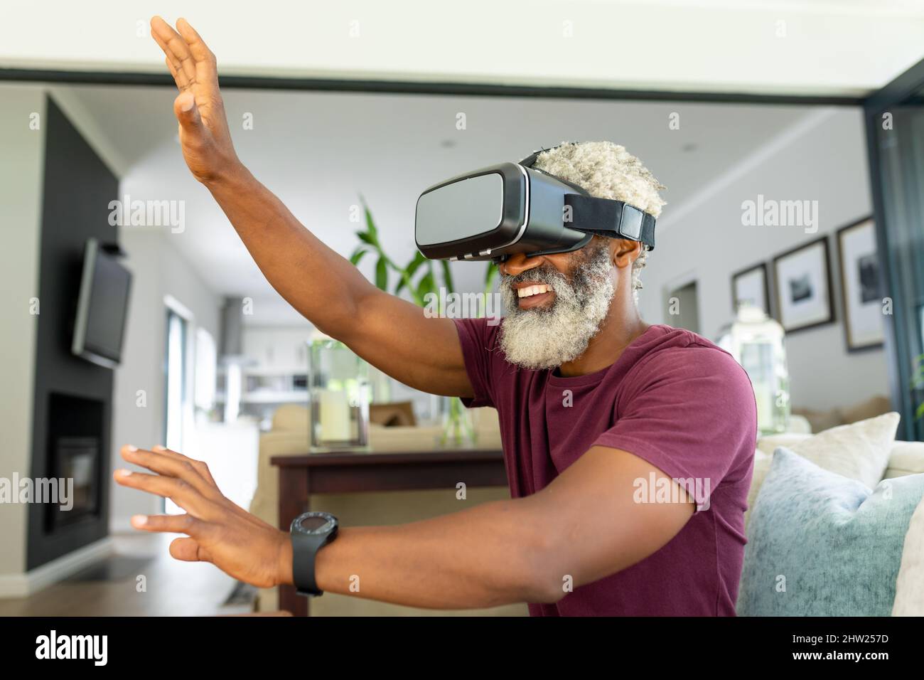 Happy african american Senior man ballare mentre si guarda il simulatore di realtà virtuale a casa Foto Stock