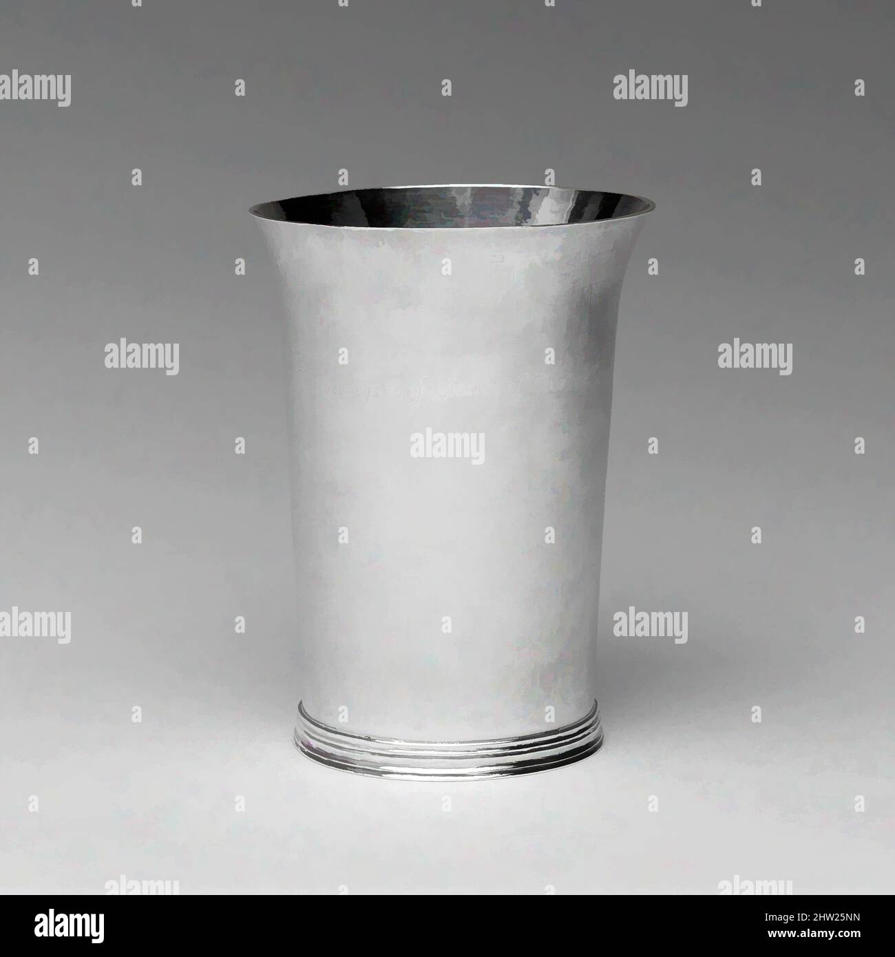 Arte ispirata da Beaker, ca. 1715, Made in Barnstable, Massachusetts, Stati Uniti, America, Argento, totale: H. 4 15/16 poll. (12,6 cm); 6 once 2 dwt. (189,2 g), Silver, Moody Russell (1694–1761, opere classiche modernizzate da Artotop con un tocco di modernità. Forme, colore e valore, impatto visivo accattivante sulle emozioni artistiche attraverso la libertà delle opere d'arte in modo contemporaneo. Un messaggio senza tempo che persegue una nuova direzione selvaggiamente creativa. Artisti che si rivolgono al supporto digitale e creano l'NFT Artotop Foto Stock