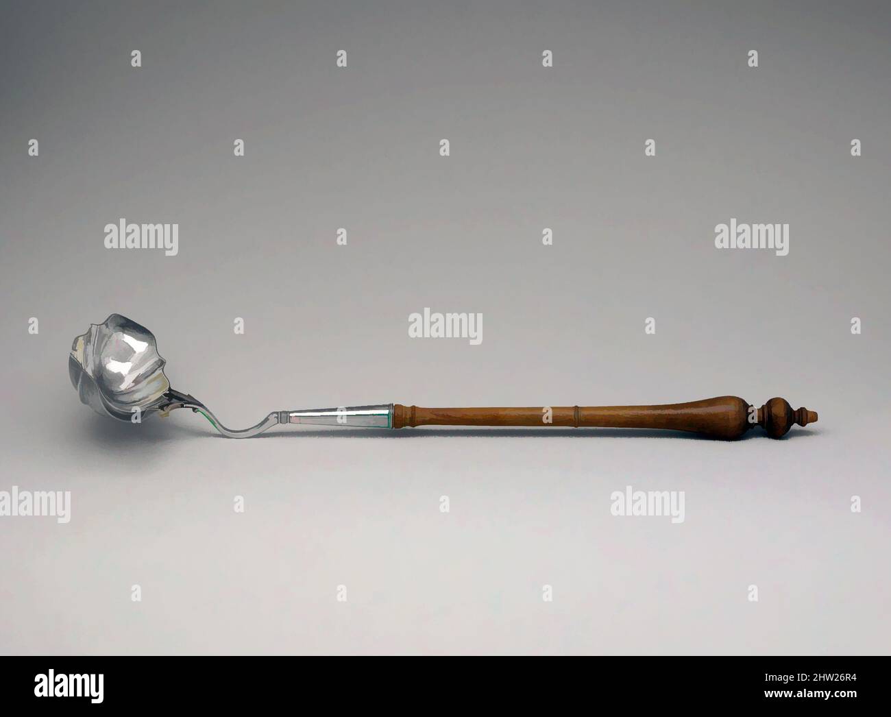 Arte ispirata da ladle, 1745–1760, made in Boston, Massachusetts, Stati Uniti, American, Silver, totale: L. 15 1/2 poll. (39,4 cm); 4 once (125,1 g), Argento, Samuel Edwards (1705–1762, opere classiche modernizzate da Artotop con un tocco di modernità. Forme, colore e valore, impatto visivo accattivante sulle emozioni artistiche attraverso la libertà delle opere d'arte in modo contemporaneo. Un messaggio senza tempo che persegue una nuova direzione selvaggiamente creativa. Artisti che si rivolgono al supporto digitale e creano l'NFT Artotop Foto Stock