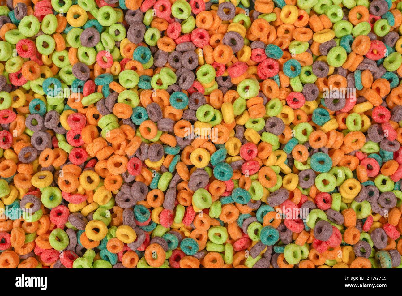 Dolci fiocchi multicolore, anelli di cereali come sfondo. Foto Stock