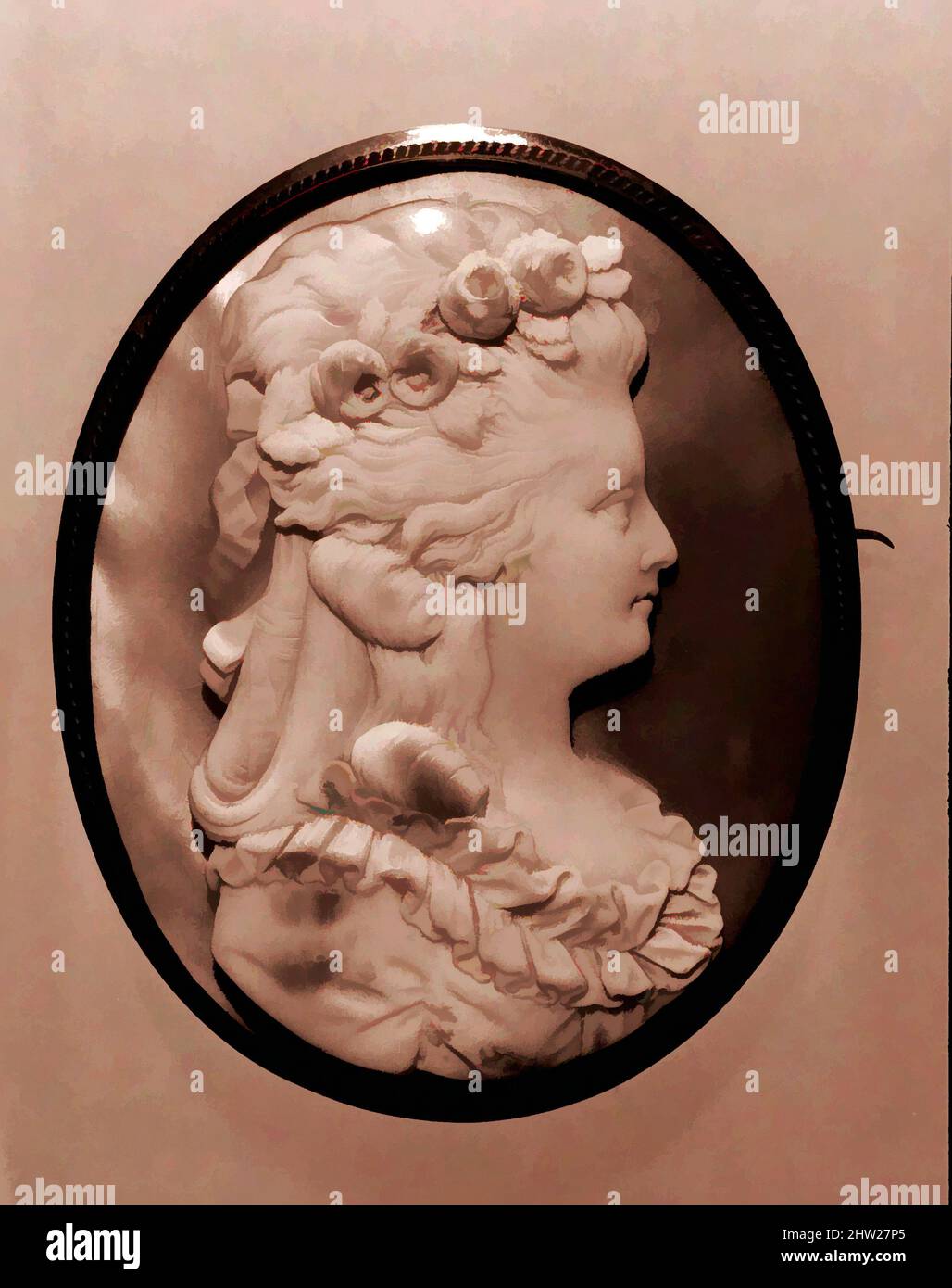 Arte ispirata a Cameo Ritratto di Martha Washington, 1830–70, Avorio, madreperla, oro, 2 x 2 1/2 poll. (5,1 x 6,4 cm), Gioielli, opere classiche modernizzate da Artotop con un tuffo di modernità. Forme, colore e valore, impatto visivo accattivante sulle emozioni artistiche attraverso la libertà delle opere d'arte in modo contemporaneo. Un messaggio senza tempo che persegue una nuova direzione selvaggiamente creativa. Artisti che si rivolgono al supporto digitale e creano l'NFT Artotop Foto Stock