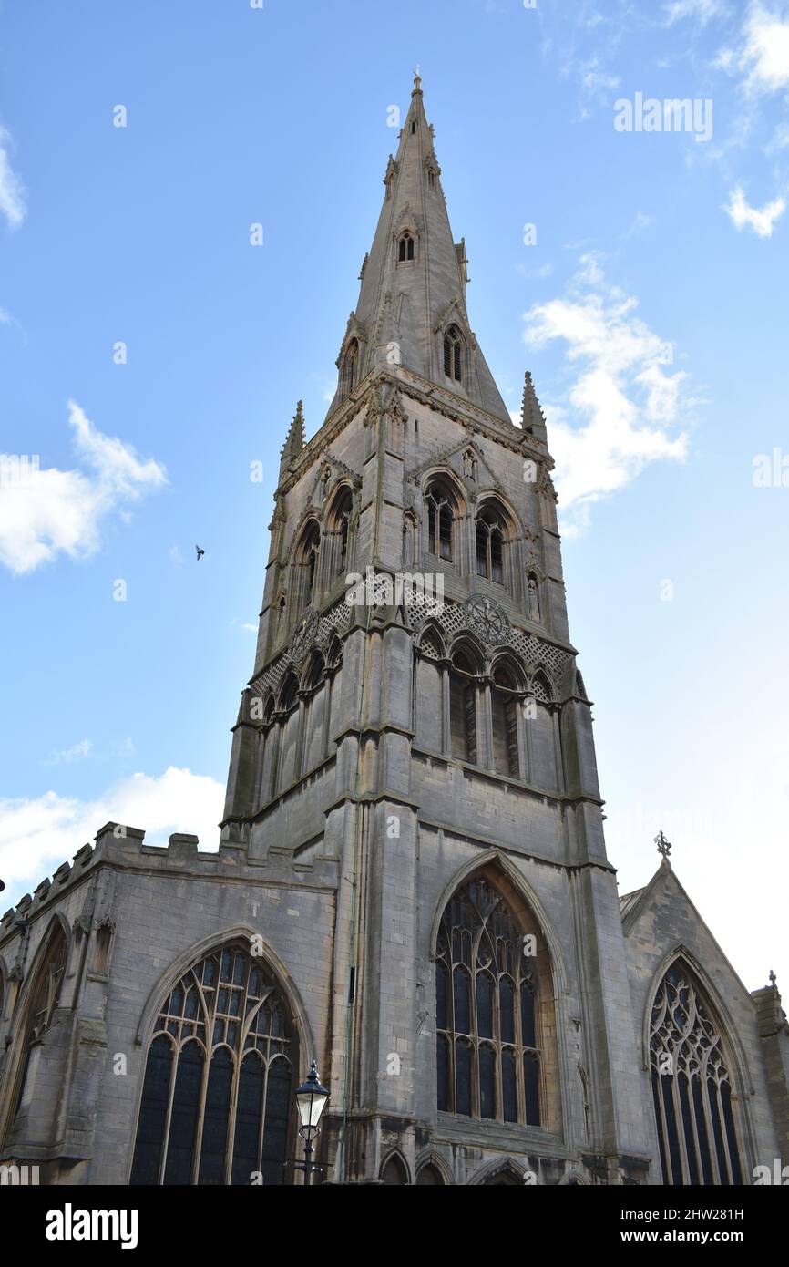 Immagine paesaggistica della chiesa di St Mary Magadalene a Newark-on-Trent, Nottinghamshire in una giornata di sole in primavera con cielo blu chiaro Foto Stock