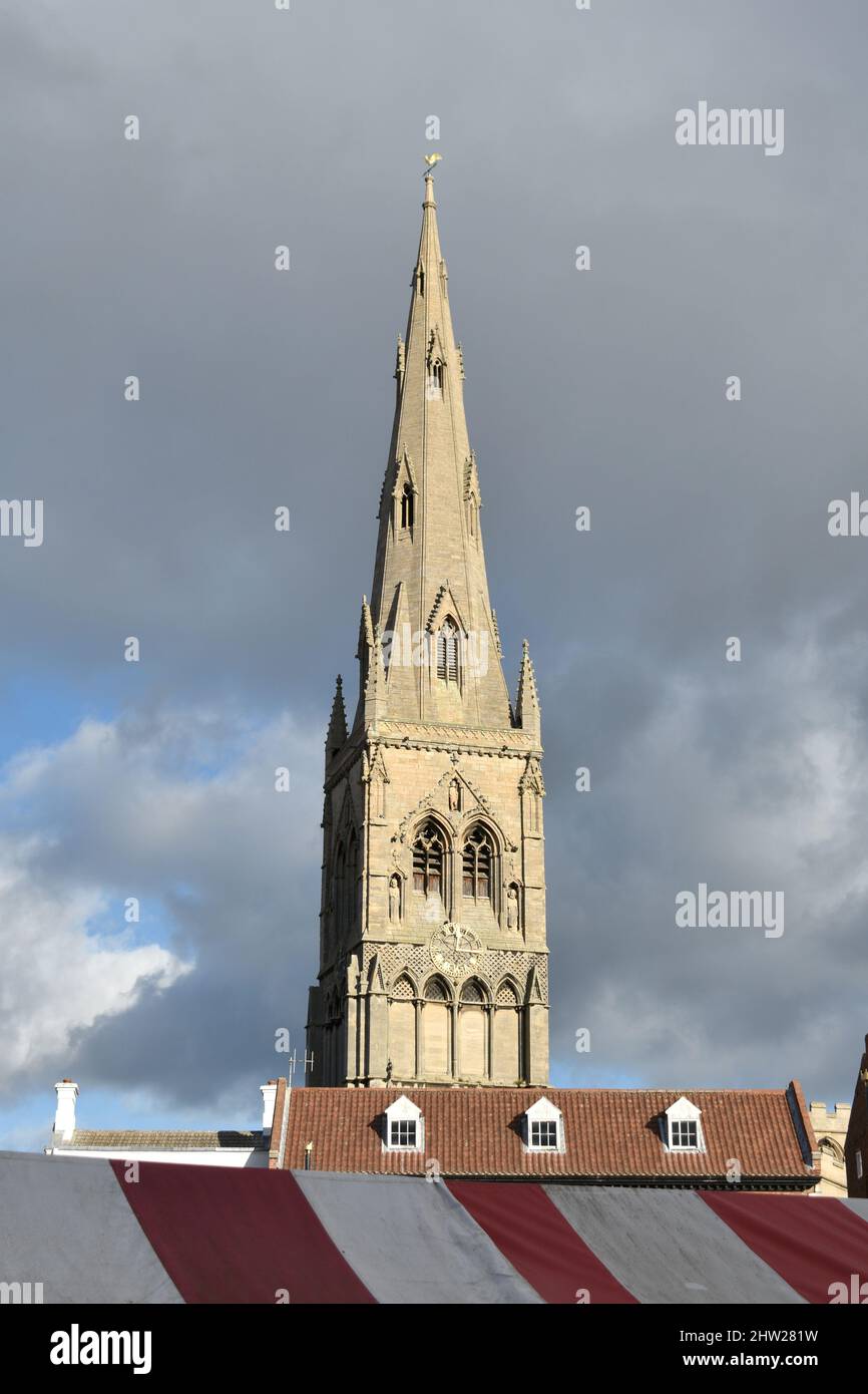 Immagine paesaggistica della chiesa di St Mary Magadalene a Newark-on-Trent, Nottinghamshire in una giornata di sole in primavera con cielo blu chiaro Foto Stock