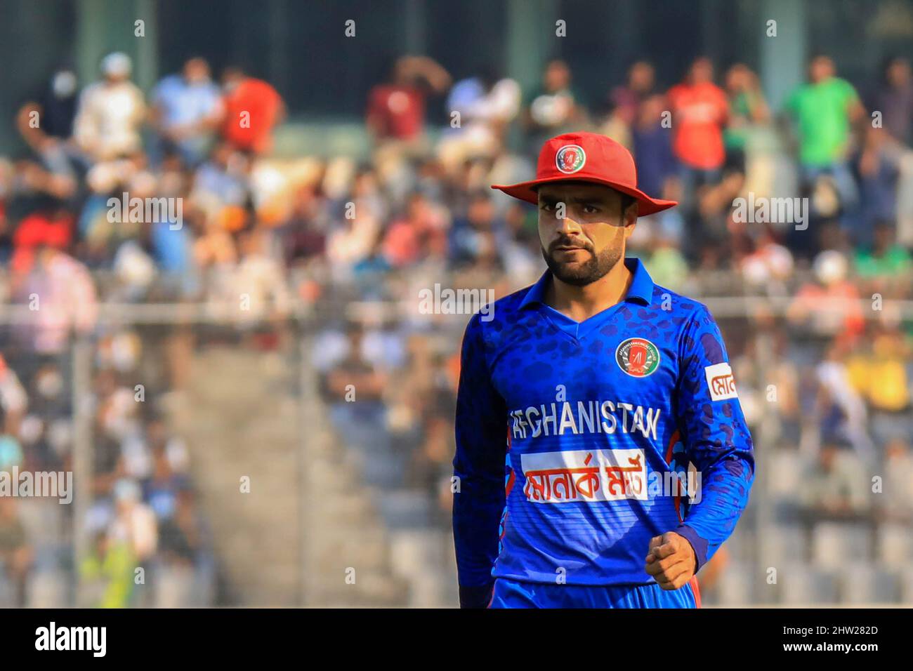 Dhaka, Bangladesh. 03rd Mar 2022. Il giocatore di cricket afghano Rashid Khan in azione durante la prima partita del T20 tra la squadra di cricket del Bangladesh e l'Afghanistan allo Sher e Bangla National Cricket Stadium. Il Bangladesh ha vinto con 61 corse. Credit: SOPA Images Limited/Alamy Live News Foto Stock