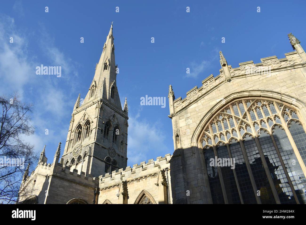 Immagine paesaggistica della chiesa di St Mary Magadalene a Newark-on-Trent, Nottinghamshire in una giornata di sole in primavera con cielo blu chiaro Foto Stock