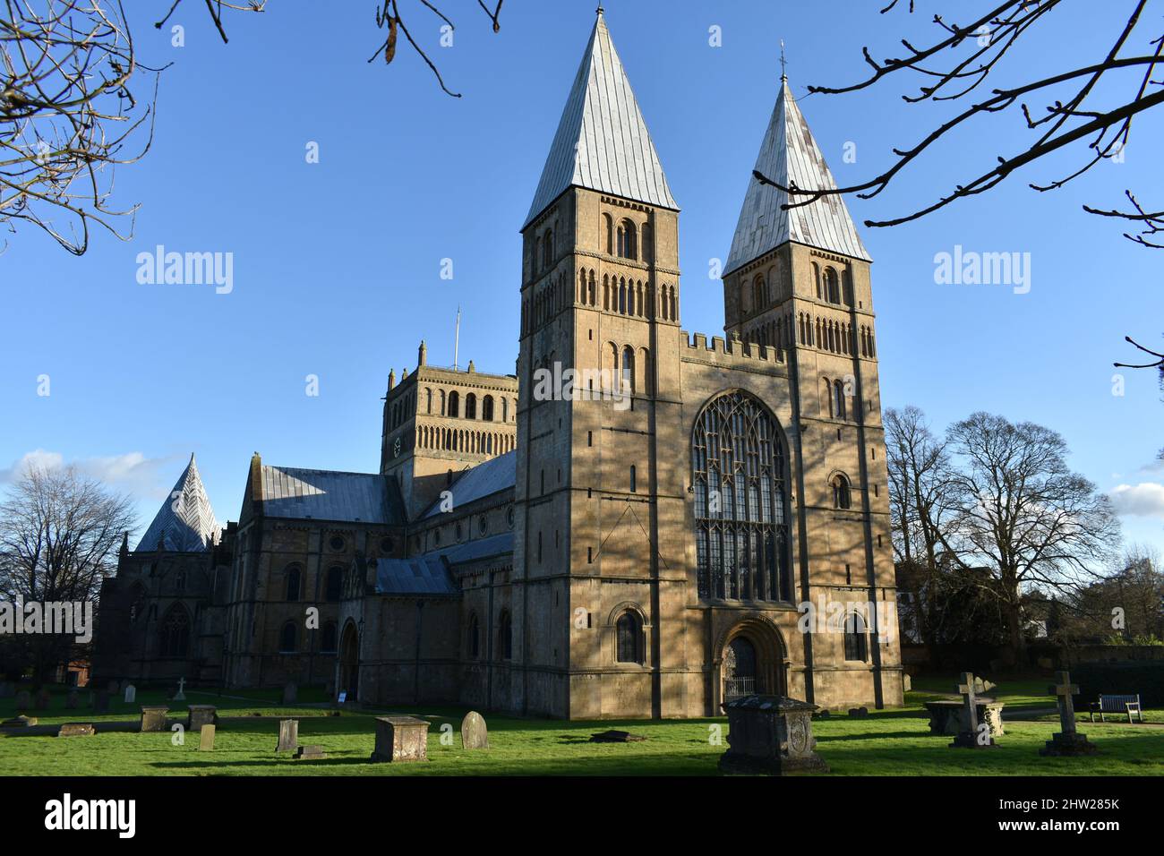 Immagine di paesaggio Southwell, Nottinghamshire, minster. La splendida cattedrale in una bella giornata di sole in primavera con cielo azzurro chiaro e profondo Foto Stock