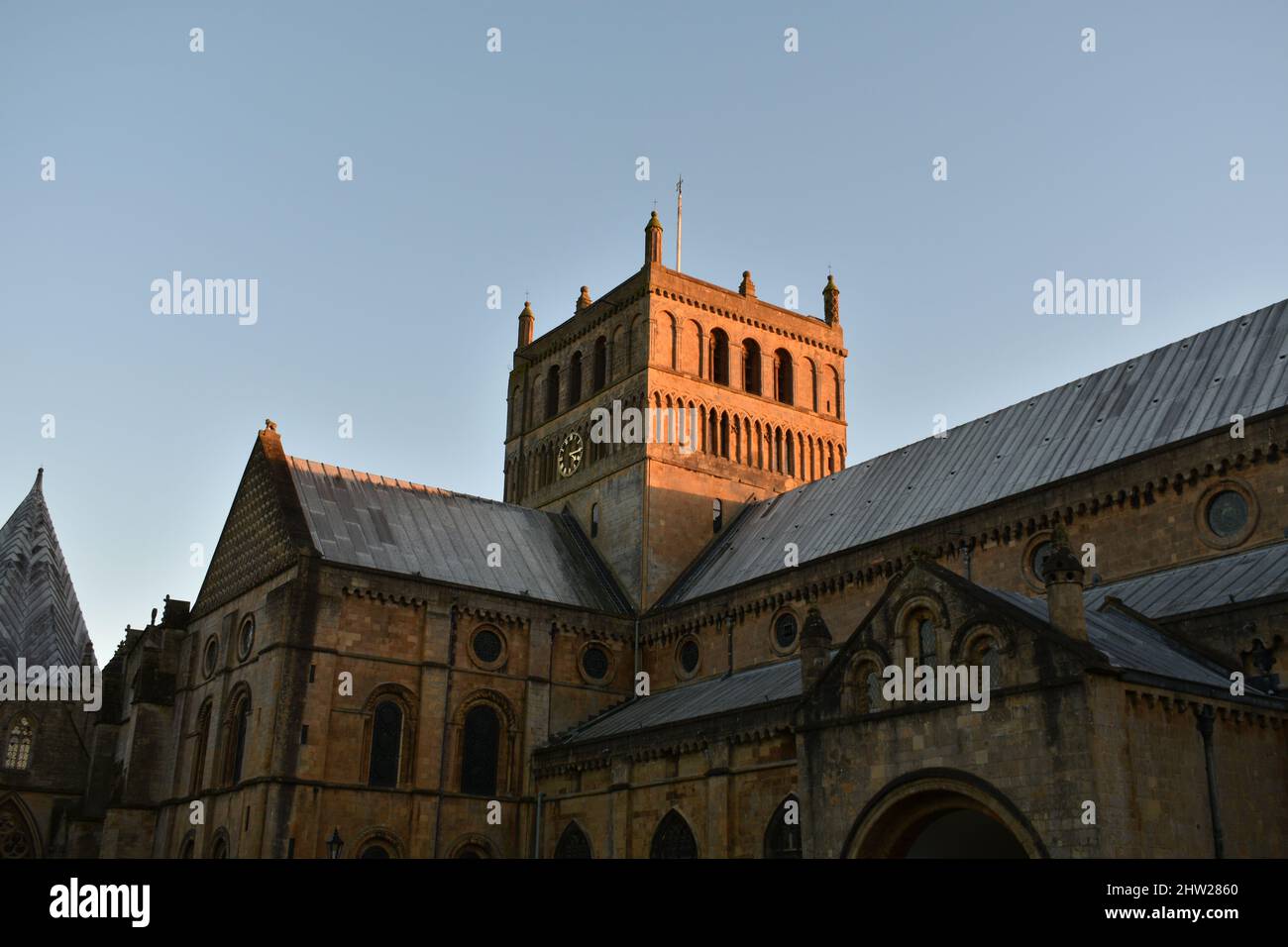 Immagine di paesaggio Southwell, Nottinghamshire, minster. La splendida cattedrale in una bella serata di sole in primavera con cielo blu chiaro e profondo Foto Stock