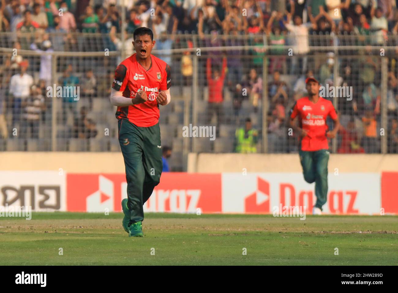 Dhaka, Bangladesh. 03rd Mar 2022. Il giocatore di cricket del Bangladesh Nasum Ahmed festeggia durante la prima partita del T20 tra la squadra di cricket afghana e il Bangladesh allo Sher e Bangla National Cricket Stadium. Il Bangladesh ha vinto con 61 corse. Credit: SOPA Images Limited/Alamy Live News Foto Stock