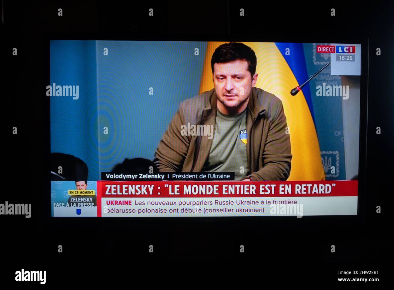 Volodymyr Oleksandrovych Zelenskyy è un politico ucraino, ex attore e comico che è il sesto e attuale presidente dell'Ucraina, prima conferenza stampa dopo la guerra dell'Ucraina con la Russia, la televisione francese trascritto, "il mondo intero è tardi” Foto Stock