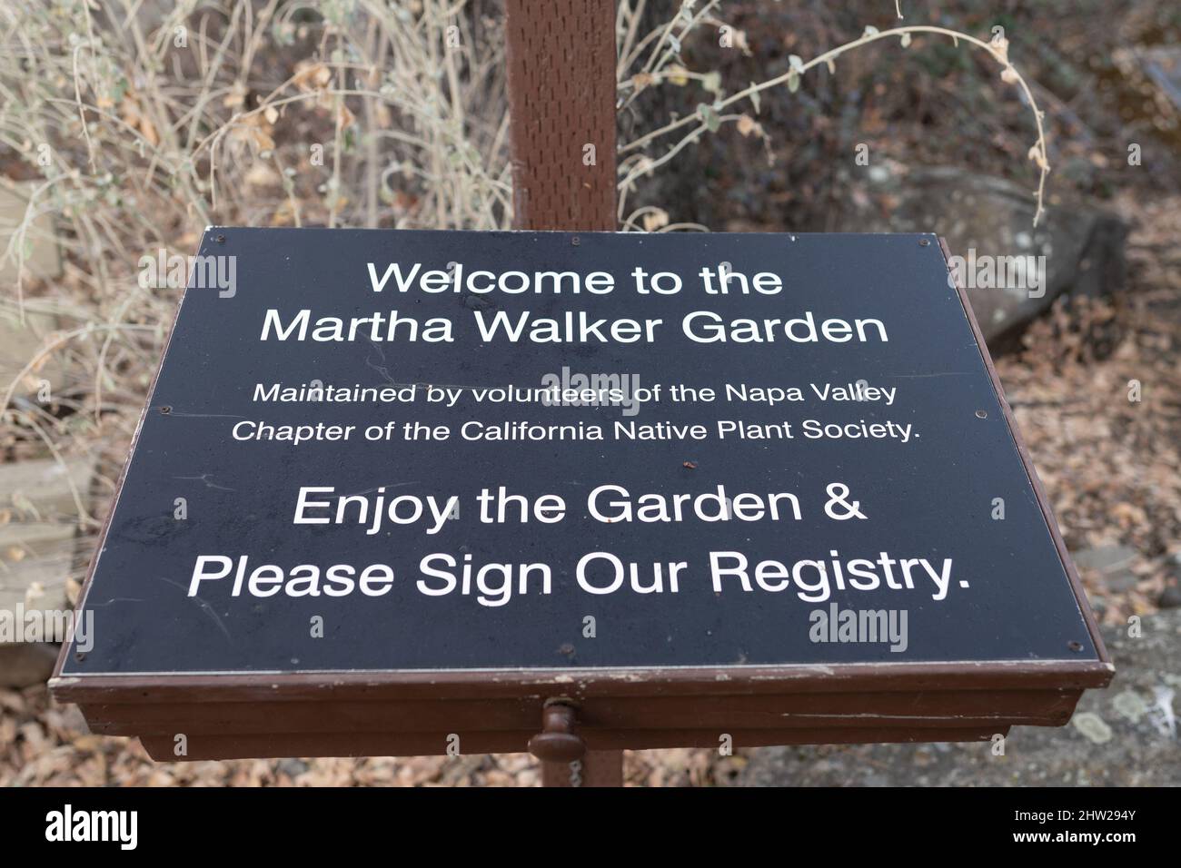 Napa, CA, USA, 19 settembre 2021. All'ingresso del Martha Walker Garden presso il parco naturale Skyline vi e' un cartello di benvenuto Foto Stock
