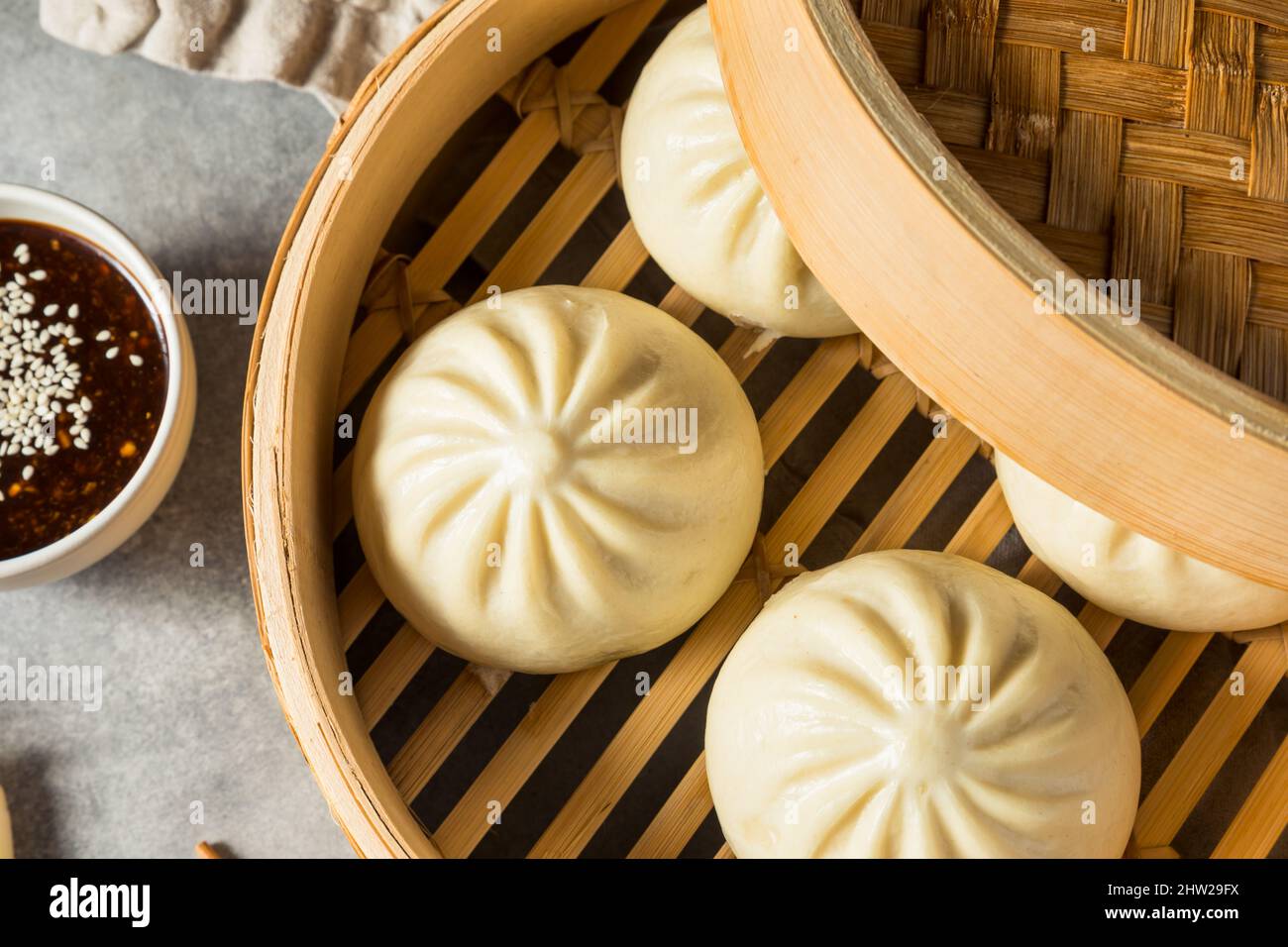 Panini di maiale fatti in casa cinesi al vapore in un sistema di cottura a vapore di bambù Foto Stock