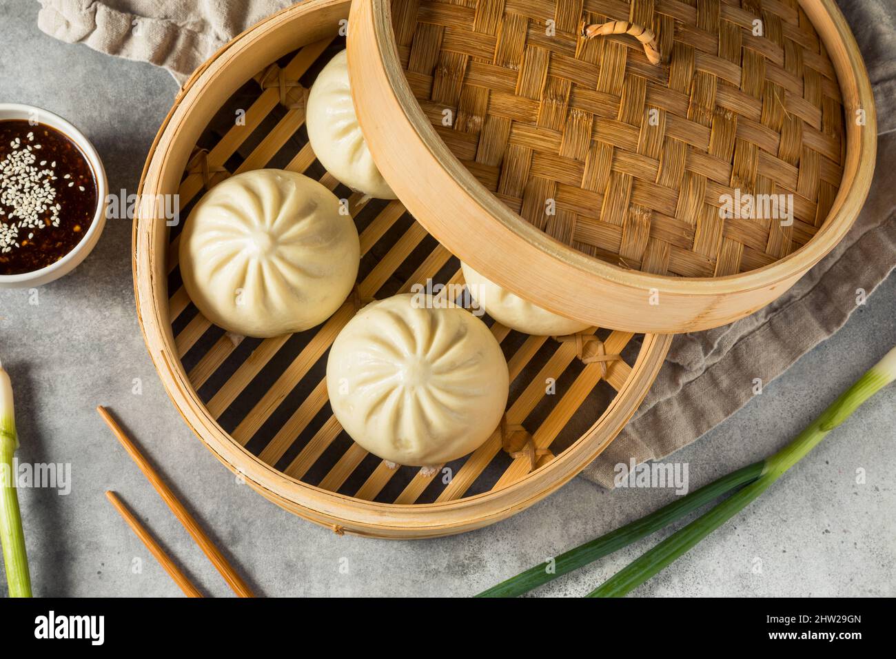 Panini di maiale fatti in casa cinesi al vapore in un sistema di cottura a vapore di bambù Foto Stock