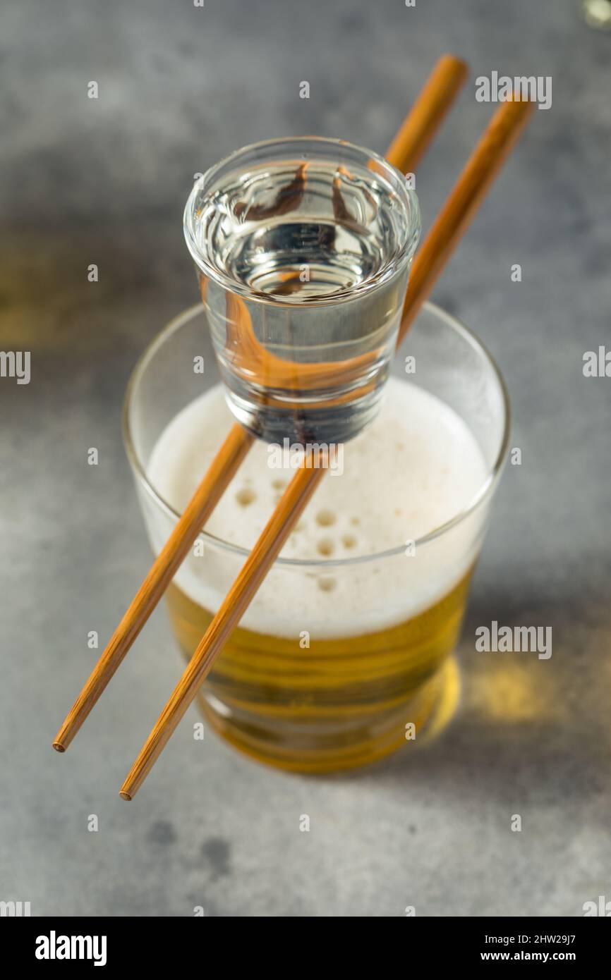 Boozy rinfrescante cocktail giapponese sake Bomb con birra Foto Stock