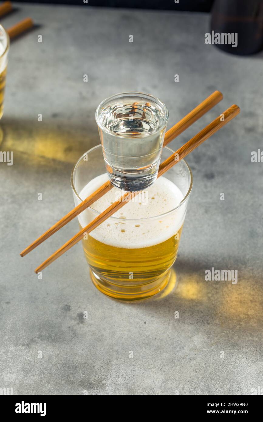 Boozy rinfrescante cocktail giapponese sake Bomb con birra Foto Stock