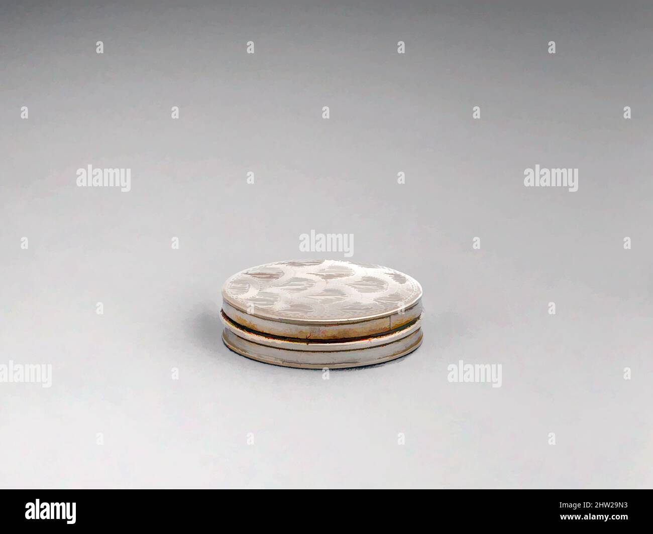 Arte ispirata a Patch Box, 1750–ca. 1780, americano, argento, totale: 1/4 x 13/16 x 9/16 pollici (0,6 x 2,1 x 1,4 cm); 2 dwt. (2,4 g), Argento, segnato da I. T, opere classiche modernizzate da Artotop con un tuffo di modernità. Forme, colore e valore, impatto visivo accattivante sulle emozioni artistiche attraverso la libertà delle opere d'arte in modo contemporaneo. Un messaggio senza tempo che persegue una nuova direzione selvaggiamente creativa. Artisti che si rivolgono al supporto digitale e creano l'NFT Artotop Foto Stock