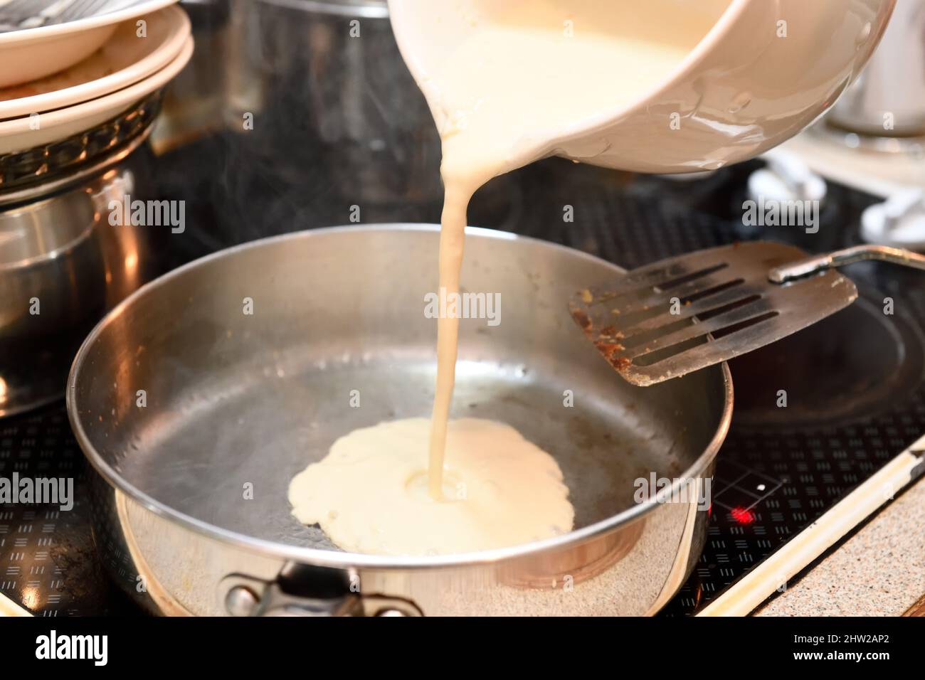 Passaggio 2 versare il composto di pancake nella padella Foto Stock