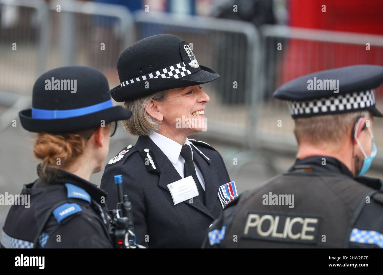 Olivia Pinkney Chief Constable of Hampshire Constabulary, parlando con gli ufficiali di polizia in servizio a Winchester. Foto Stock