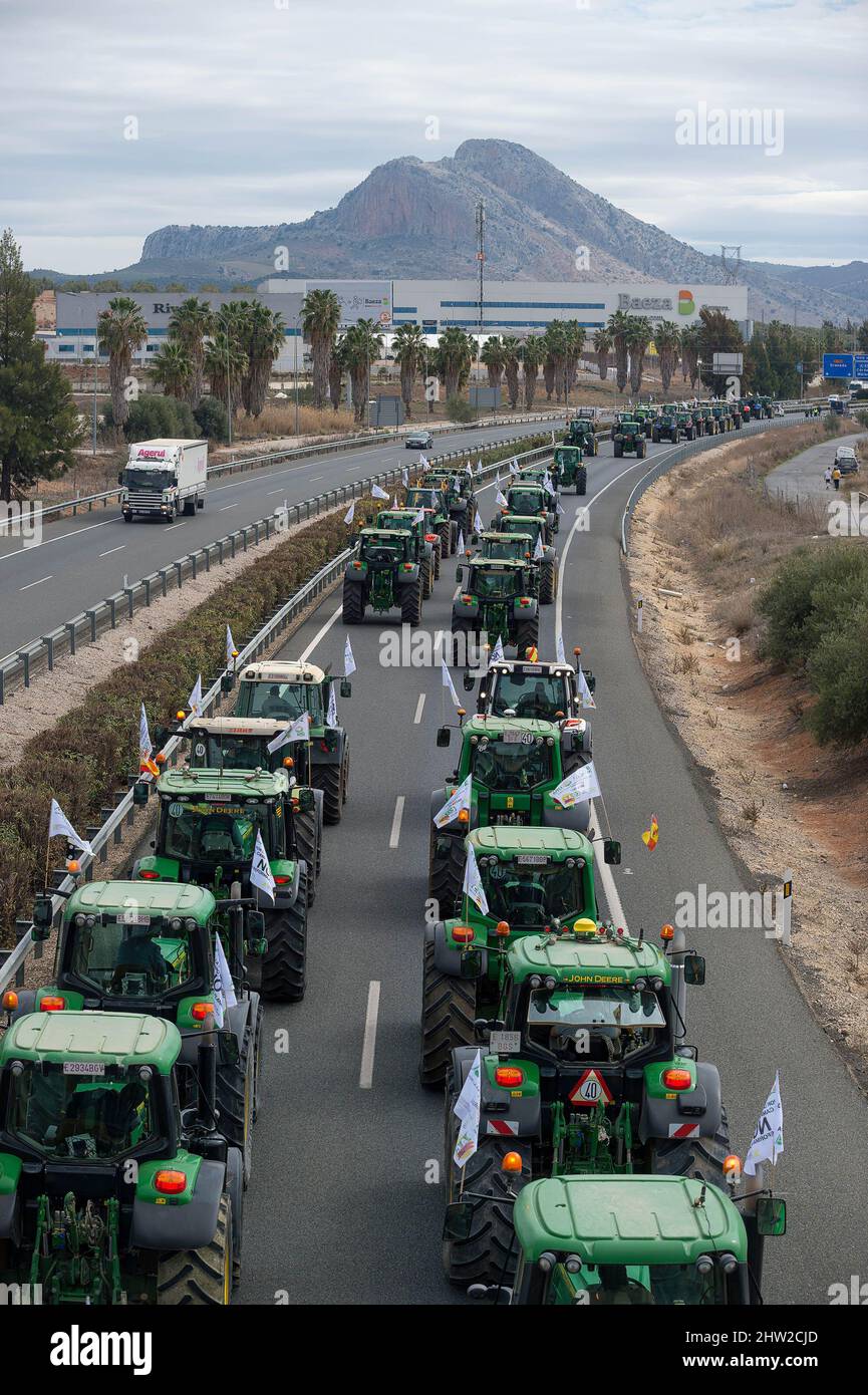 Malaga, Spagna. 03rd Mar 2022. Gli agricoltori che guidano i trattori in coda quando prendono parte a una protesta di agricoltori e allevatori.centinaia di lavoratori con trattori hanno mobilitato un rally che richiede misure decenti ed economiche per il settore agricolo, a causa dei crescenti costi di produzione. La crisi del settore rurale interesserebbe la regione andalusa per la sua importanza come settore strategico ed economico. Credit: SOPA Images Limited/Alamy Live News Foto Stock