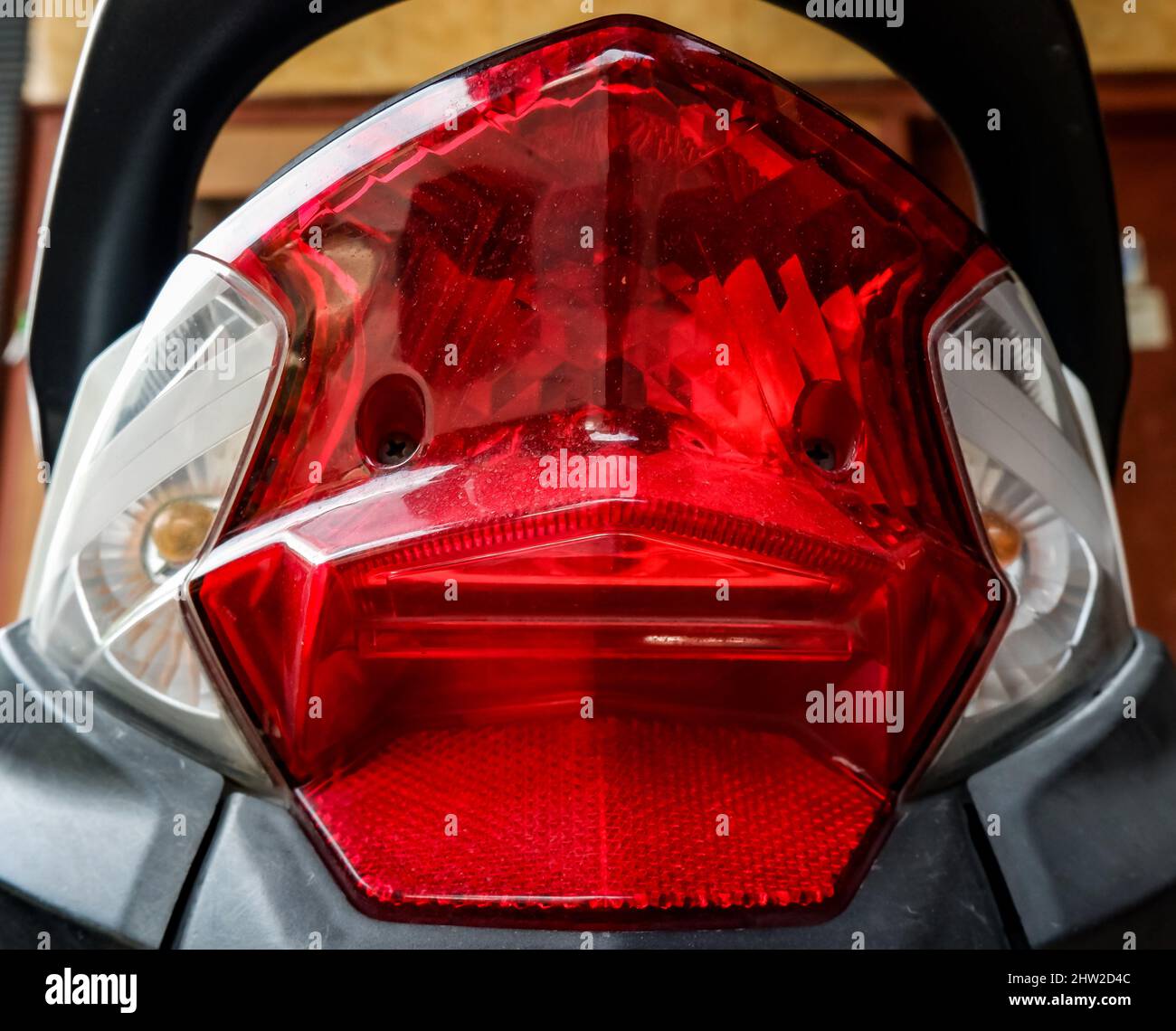 Primo piano luci di coda rosse per motociclette dal design moderno, lussuoso ed elegante. Adatte per l'hobby e l'industria motociclistica. Foto Stock