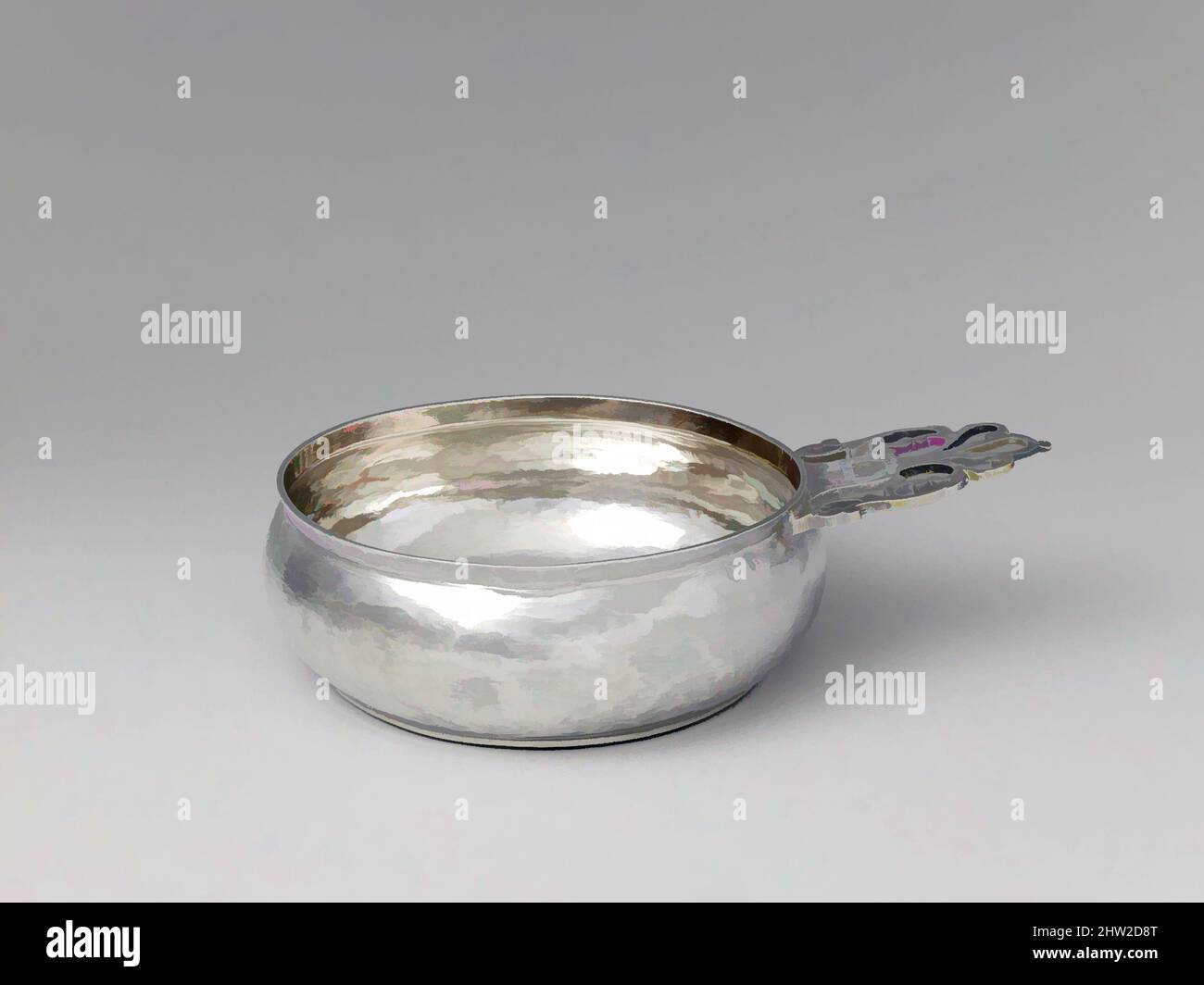 Arte ispirata da Porringer, 1725–45, made in Boston, Massachusetts, Stati Uniti, Americano, argento, totale: 2 1/8 x 8 1/16 pollici (5,4 x 20,5 cm); 9 once 2 dwt. (283,6 g), Argento, John Edwards (ca. 1671–1746, opere classiche modernizzate da Artotop con un tocco di modernità. Forme, colore e valore, impatto visivo accattivante sulle emozioni artistiche attraverso la libertà delle opere d'arte in modo contemporaneo. Un messaggio senza tempo che persegue una nuova direzione selvaggiamente creativa. Artisti che si rivolgono al supporto digitale e creano l'NFT Artotop Foto Stock