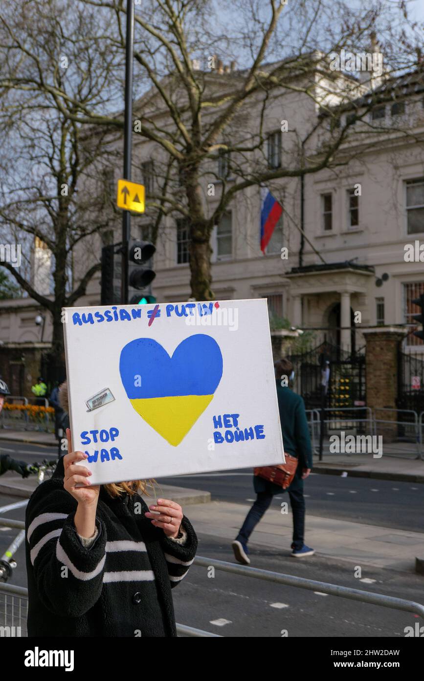 Londra, Inghilterra. 3rd marzo 2022. I manifestanti si riuniscono all'esterno dell'ambasciata russa per protestare contro la guerra russa in Ucraina. La Russia ha invaso la vicina Ucraina il 24th febbraio 2022, dopo l'invasione, si è verificata una condanna globale della guerra. Credit: SMP News / Alamy Live News Foto Stock