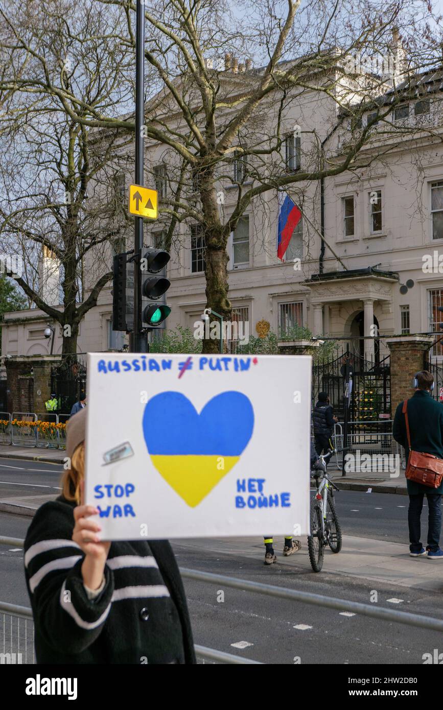 Londra, Inghilterra. 3rd marzo 2022. I manifestanti si riuniscono all'esterno dell'ambasciata russa per protestare contro la guerra russa in Ucraina. La Russia ha invaso la vicina Ucraina il 24th febbraio 2022, dopo l'invasione, si è verificata una condanna globale della guerra. Credit: SMP News / Alamy Live News Foto Stock