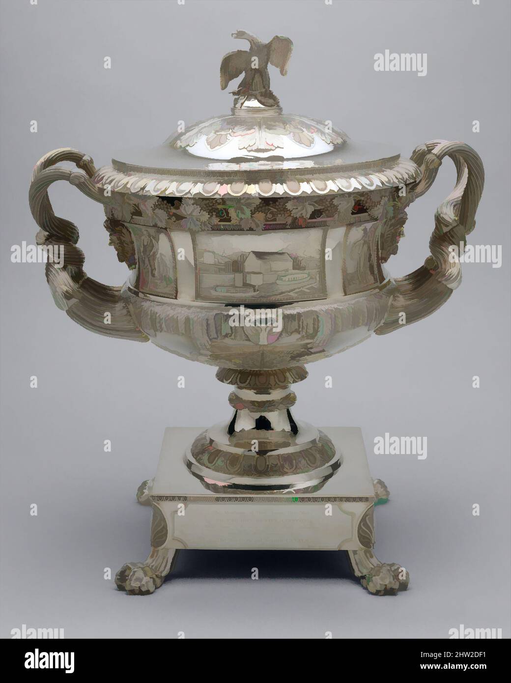 Art Inspired by Presentation Vase, 1824, made in Philadelphia, Pennsylvania, Stati Uniti, Americano, argento, totale: 23 7/16 x 20 1/8 x 15 1/8 pollici (59,5 x 51,1 x 38,4 cm); 410 once 5 dwt. (12760 g), Silver, Thomas Fletcher (American, Alstead, New Hampshire 1787–1866 New Jersey, opere classiche modernizzate da Artotop con un tuffo nella modernità. Forme, colore e valore, impatto visivo accattivante sulle emozioni artistiche attraverso la libertà delle opere d'arte in modo contemporaneo. Un messaggio senza tempo che persegue una nuova direzione selvaggiamente creativa. Artisti che si rivolgono al supporto digitale e creano l'NFT Artotop Foto Stock
