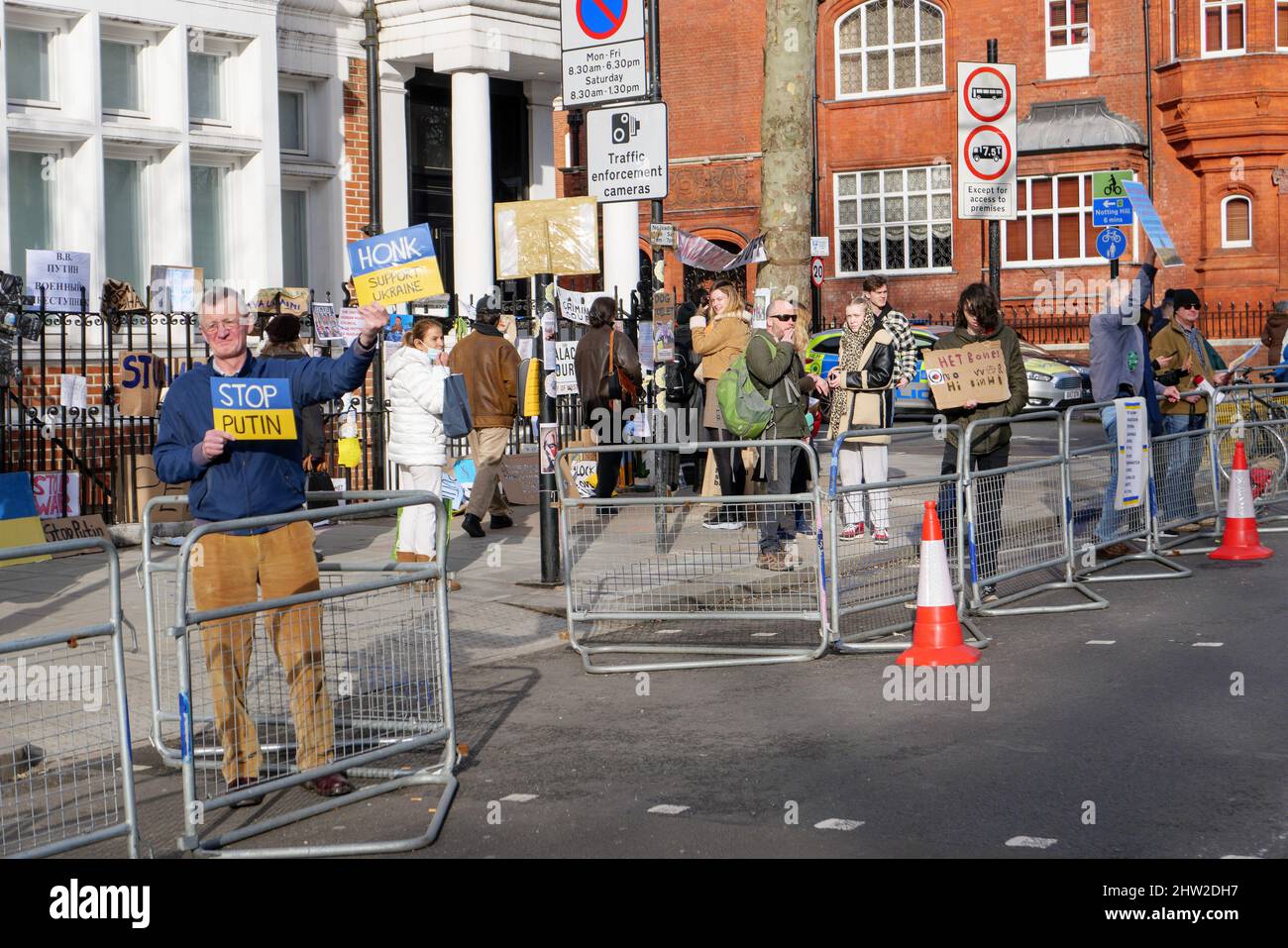 Londra, Inghilterra. 3rd marzo 2022. I manifestanti si riuniscono all'esterno dell'ambasciata russa per protestare contro la guerra russa in Ucraina. La Russia ha invaso la vicina Ucraina il 24th febbraio 2022, dopo l'invasione, si è verificata una condanna globale della guerra. Credit: SMP News / Alamy Live News Foto Stock
