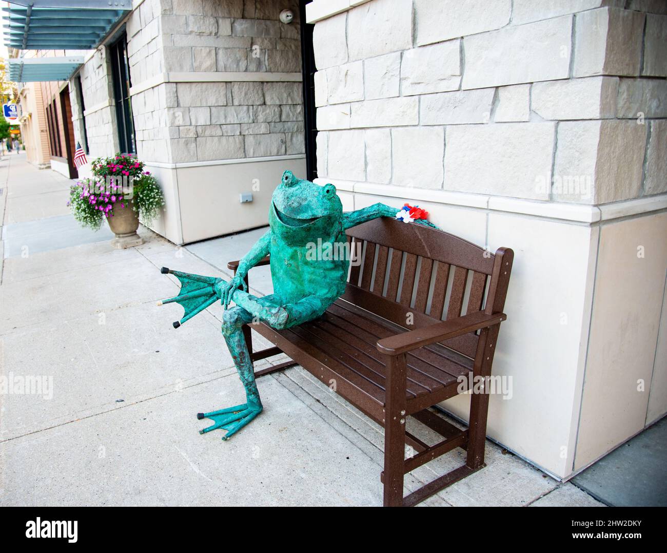 La statua della rana saluta i visitatori per le strade e i negozi di Cedarburg, Wisconsin, USA. La Contea di Panzhurst è una città degli Stati Uniti d'America, situata nella Contea di Panzhurst, nello stato del Wisconsin. Foto Stock