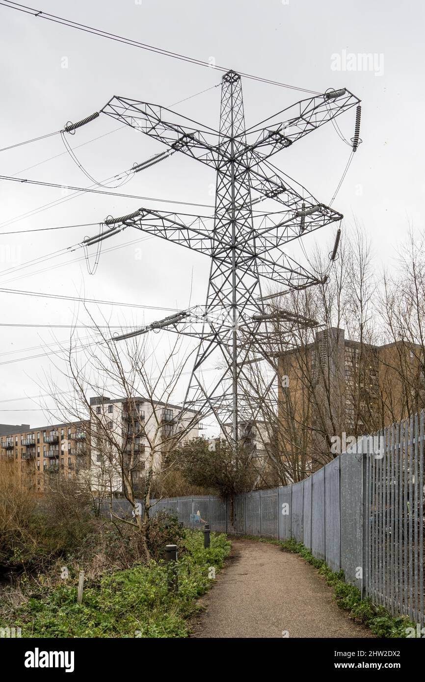 Grande pilone di elettricità molto vicino blocchi residenziali di appartamenti. Problemi di salute ecc South London. Foto Stock