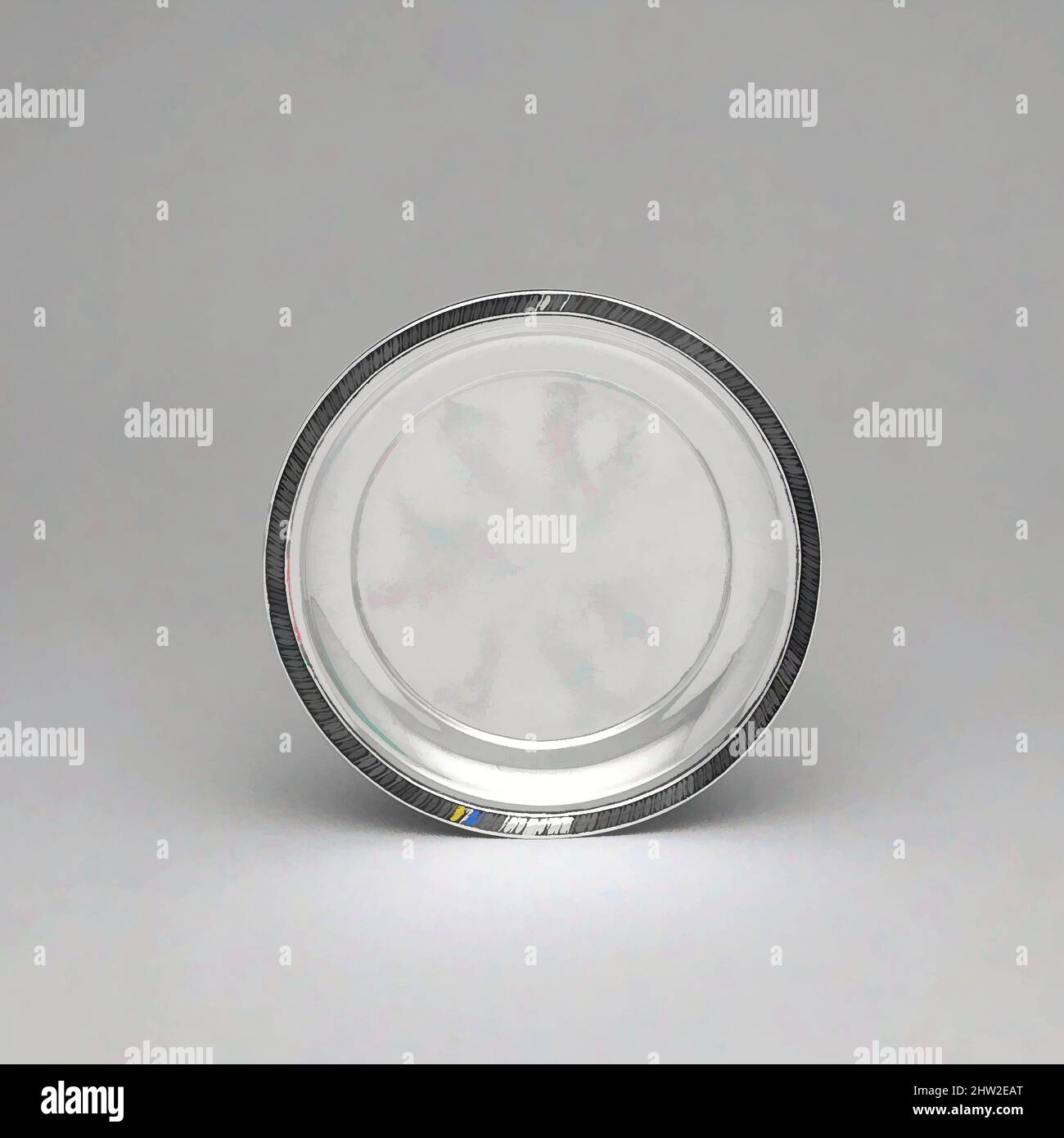 Arte ispirata a Salver, ca. 1820, made in Philadelphia, Pennsylvania, Stati Uniti, America, Argento, 1/2 x 5 11/16 pollici (1,3 x 14,4 cm); 4 once 2 dwt. (127,4 g), Silver, John McMullin (1765–1843, opere classiche modernizzate da Artotop con un tocco di modernità. Forme, colore e valore, impatto visivo accattivante sulle emozioni artistiche attraverso la libertà delle opere d'arte in modo contemporaneo. Un messaggio senza tempo che persegue una nuova direzione selvaggiamente creativa. Artisti che si rivolgono al supporto digitale e creano l'NFT Artotop Foto Stock