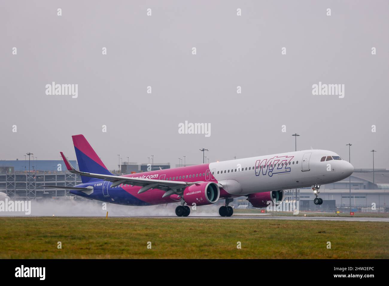 Wizz Air Airbus A321 registrazione G-WUKM decollo da una pista bagnata il 2nd 2022 marzo da Londra Luton Airport, Bedfordshire, Regno Unito Foto Stock