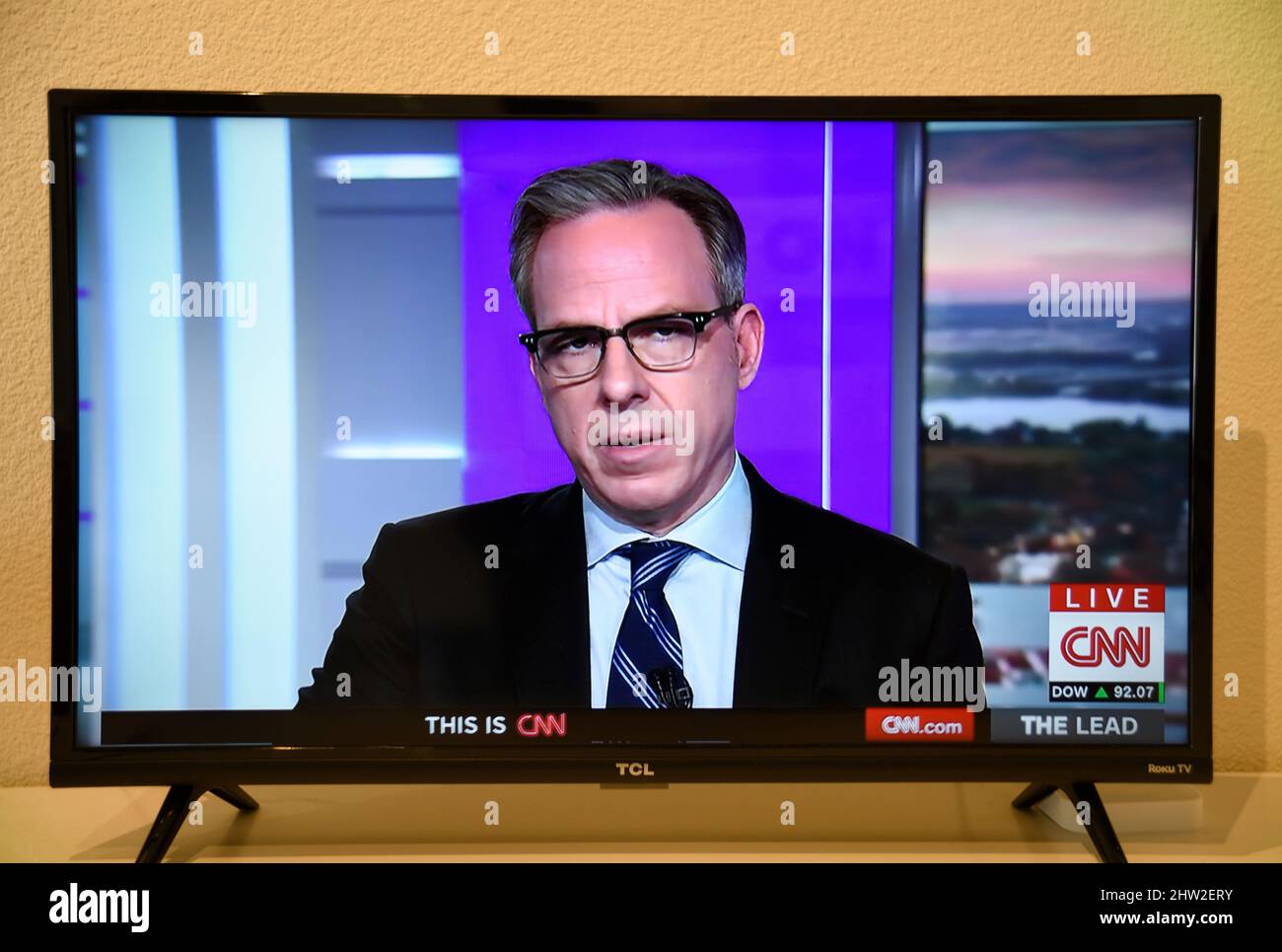 Una schermata TV di CNN ancora Jake Tapper che riferisce sull'invasione dell'Ucraina da parte dell'esercito russo. Foto Stock