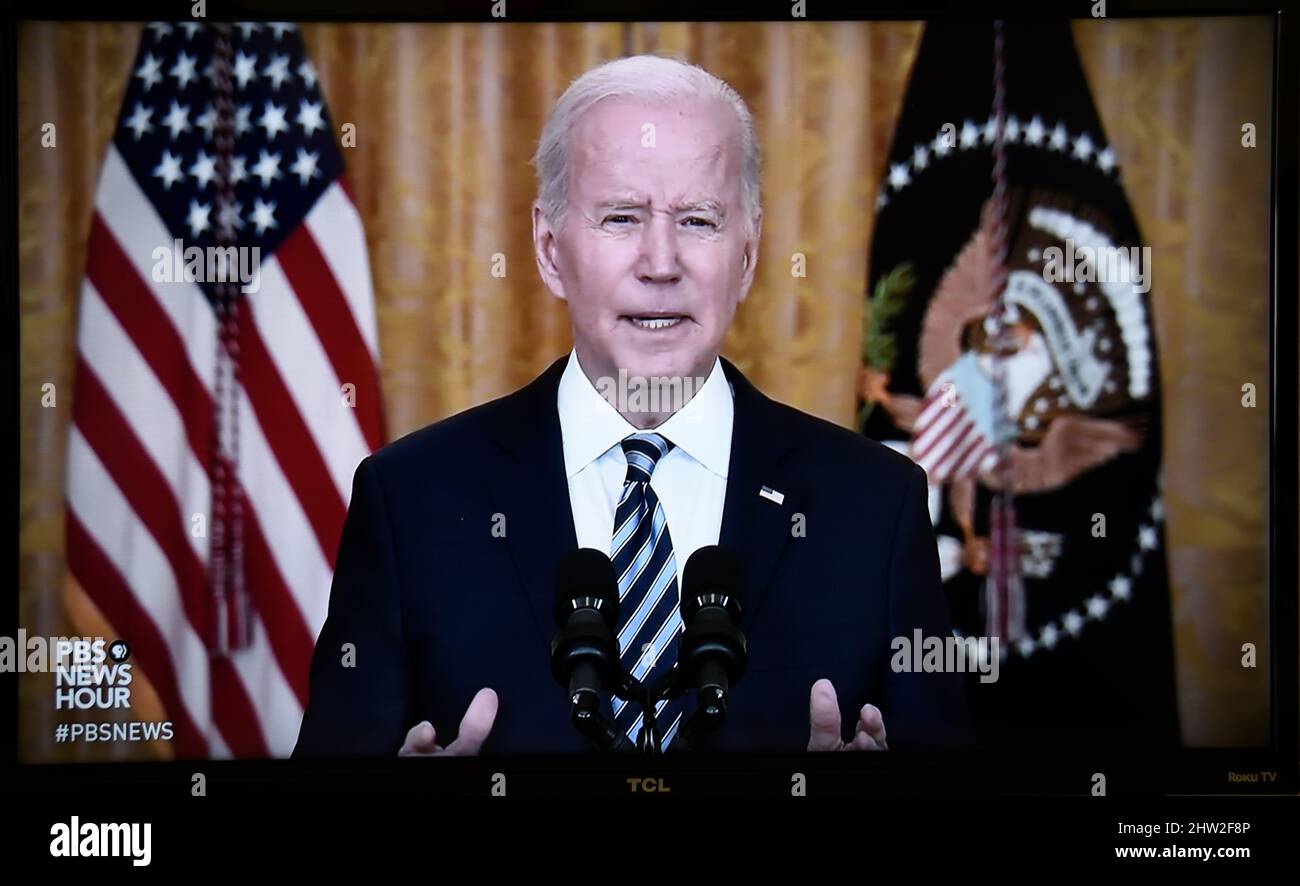 Uno screenshot TV del presidente americano Joseph Biden che ha tenuto un discorso tenuto dalla televisione PBS dopo che l'esercito russo ha invaso l'Ucraina. Foto Stock