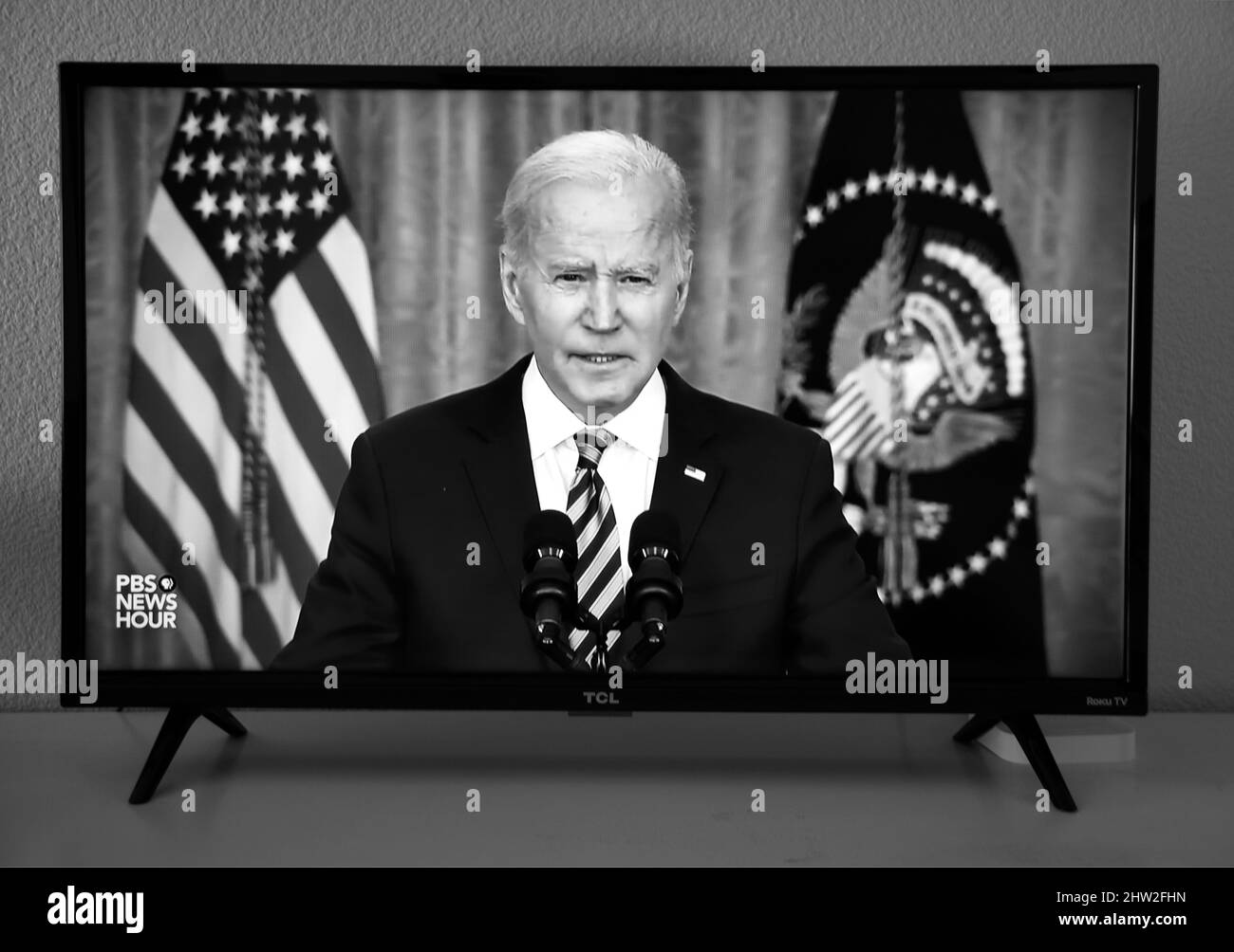 Uno screenshot TV del presidente americano Joseph Biden che ha tenuto un discorso tenuto dalla televisione PBS dopo che l'esercito russo ha invaso l'Ucraina. Foto Stock