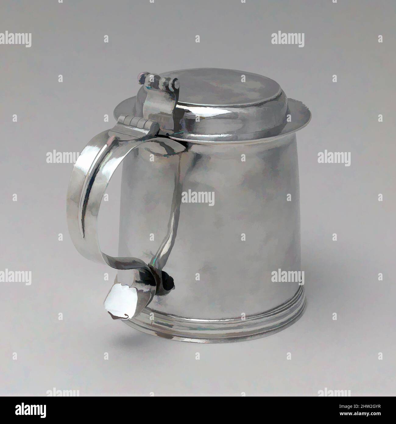 Art Inspired by Tankard, 1725–50, made in New York, New York, Stati Uniti, America, Argento, Totale: 7 x 8 1/8 poll. (17,8 x 20,6 cm); 30 once 17 dwt. (960,1 g), Silver, John Hastier (1691–1771, opere classiche modernizzate da Artotop con un tuffo di modernità. Forme, colore e valore, impatto visivo accattivante sulle emozioni artistiche attraverso la libertà delle opere d'arte in modo contemporaneo. Un messaggio senza tempo che persegue una nuova direzione selvaggiamente creativa. Artisti che si rivolgono al supporto digitale e creano l'NFT Artotop Foto Stock