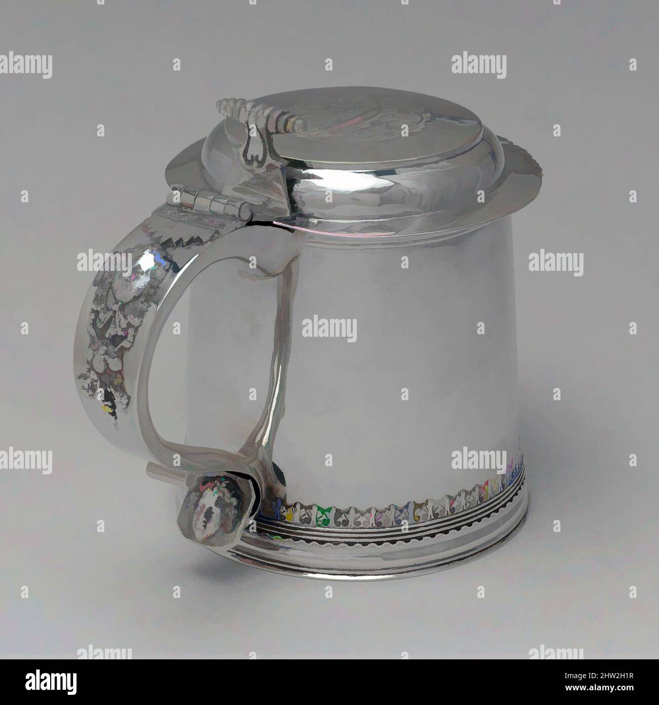 Art Inspired by Tankard, 1715–25, made in New York, New York, Stati Uniti, America, Argento, Totale: 7 x 8 5/8 poll. (17,8 x 21,9 cm); 35 once 9 dwt. (1102,5 g), Argento, Simeone Soumaine (battezzato 1685–ca. 1750, opere classiche modernizzate da Artotop con un tuffo di modernità. Forme, colore e valore, impatto visivo accattivante sulle emozioni artistiche attraverso la libertà delle opere d'arte in modo contemporaneo. Un messaggio senza tempo che persegue una nuova direzione selvaggiamente creativa. Artisti che si rivolgono al supporto digitale e creano l'NFT Artotop Foto Stock