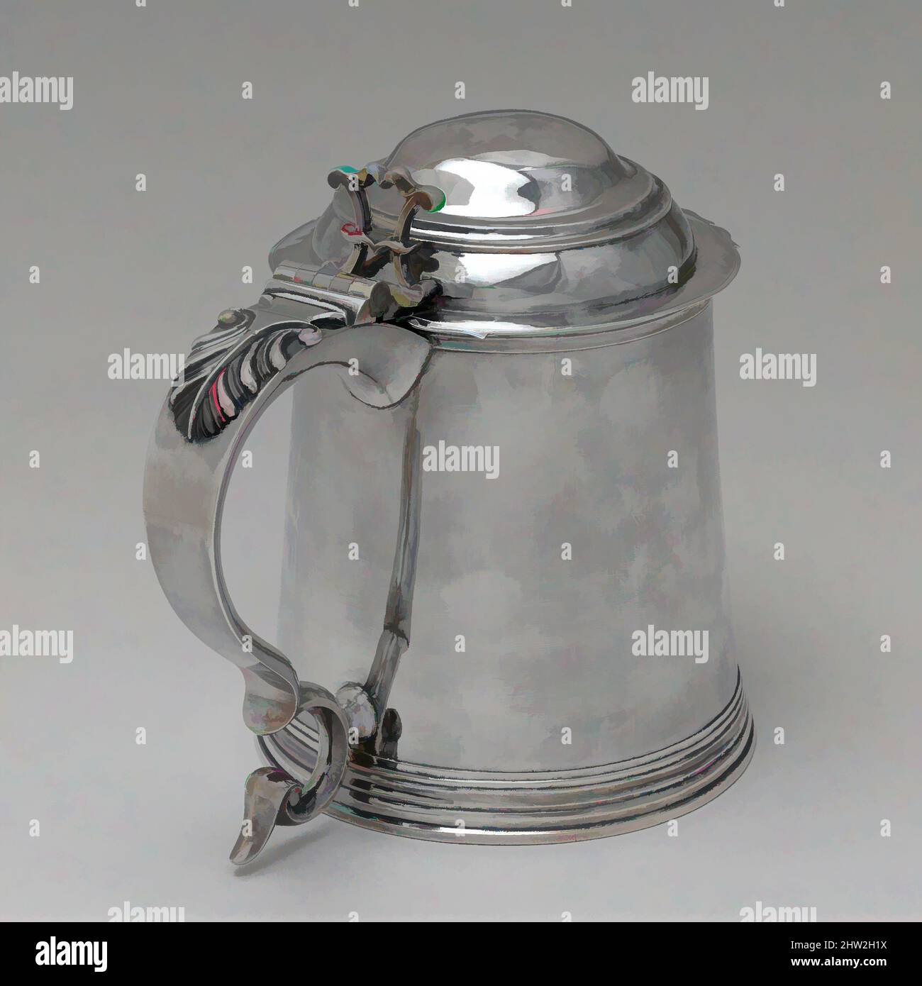 Arte ispirata a Tankard, ca. 1765–70, fabbricato a New York, New York, Stati Uniti, America, Argento, Totale: 7 15/16 x 8 3/4 poll. (20,2 x 22,2 cm); 48 once 2 dwt. (1495,7 g), Argento, Samuel Tingley (attivo ca. 1762–96, opere classiche modernizzate da Artotop con un tocco di modernità. Forme, colore e valore, impatto visivo accattivante sulle emozioni artistiche attraverso la libertà delle opere d'arte in modo contemporaneo. Un messaggio senza tempo che persegue una nuova direzione selvaggiamente creativa. Artisti che si rivolgono al supporto digitale e creano l'NFT Artotop Foto Stock