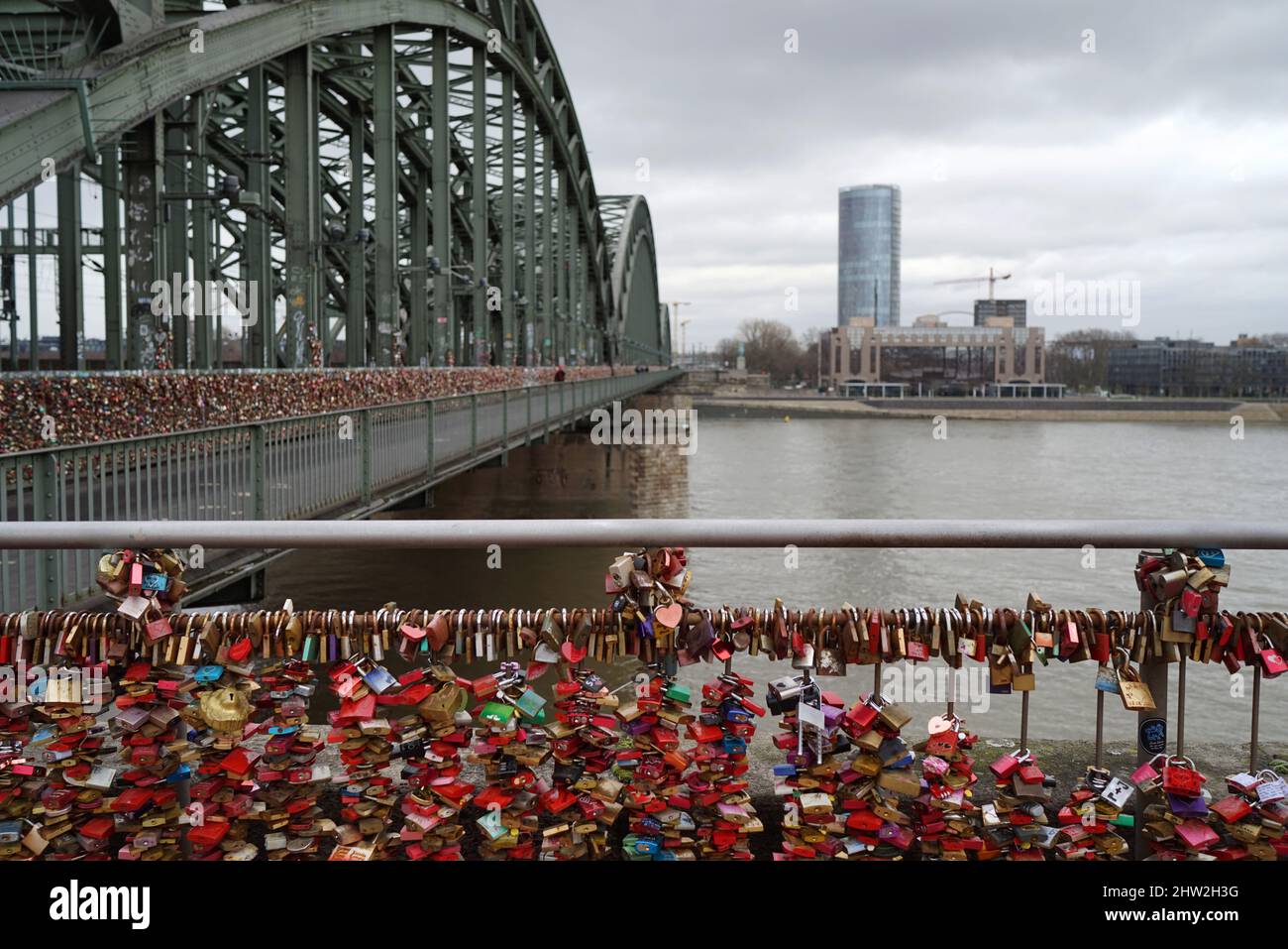 Il famoso ponte Hohenzollern è coperto da lucchetti d'amore. Fanno parte del paesaggio urbano di Colonia e sono visitate come un'attrazione popolare Foto Stock