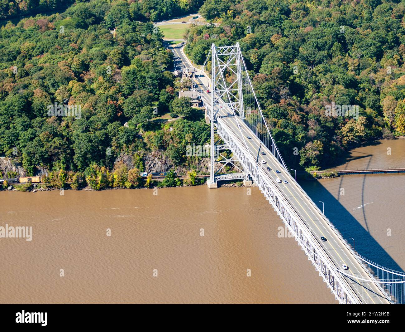 Il Bear Mountain Bridge, chiamato cerimonialmente il Purple Heart Veterans Memorial Bridge,[4] è un ponte sospeso a pedaggio nello stato di New York Foto Stock