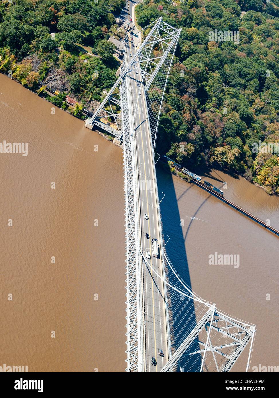 Il Bear Mountain Bridge, chiamato cerimonialmente il Purple Heart Veterans Memorial Bridge,[4] è un ponte sospeso a pedaggio nello stato di New York Foto Stock