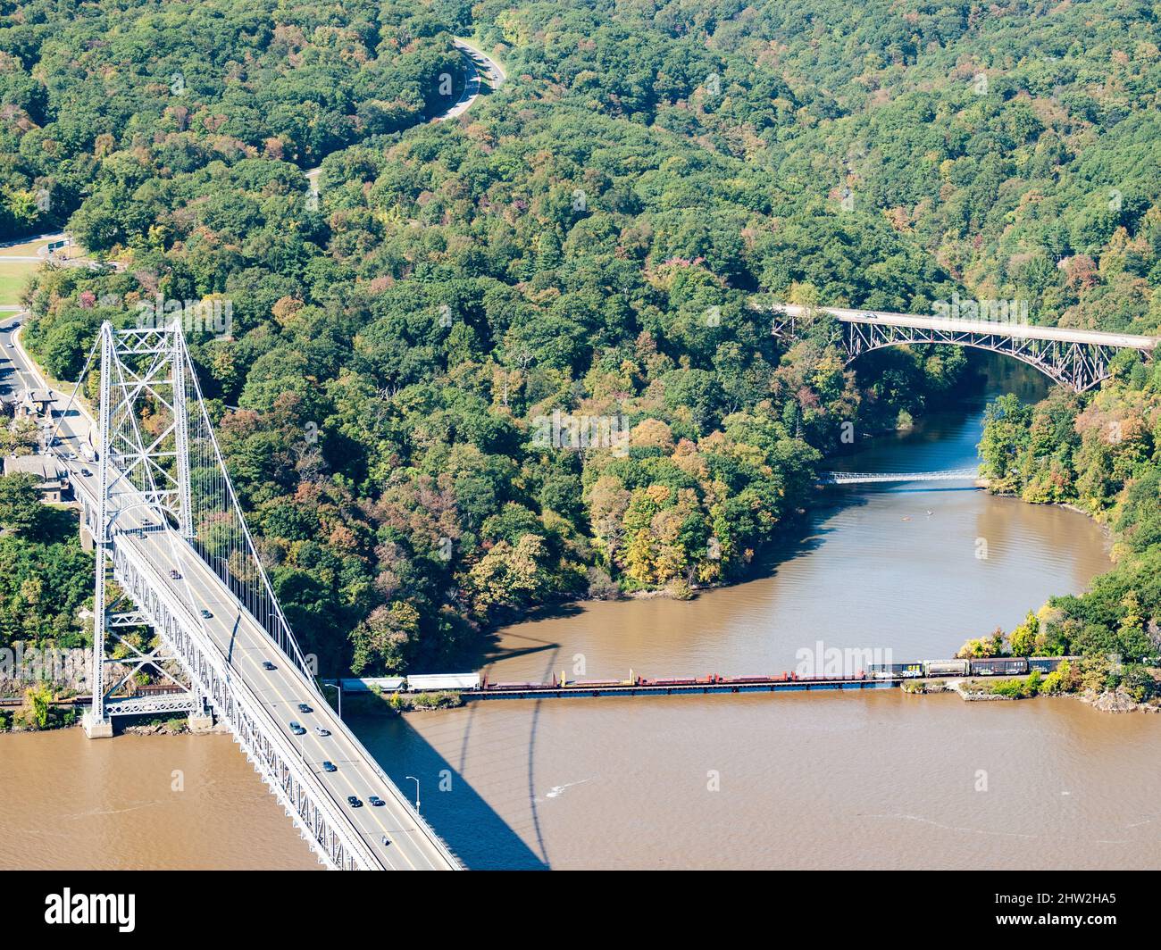 Il Bear Mountain Bridge, chiamato cerimonialmente il Purple Heart Veterans Memorial Bridge,[4] è un ponte sospeso a pedaggio nello stato di New York Foto Stock