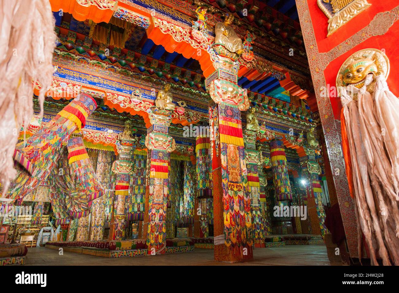 Dipinti del tempio del monastero tibetano dipinti splendidamente decorati a Serti Gampa in Langmusi / decorazione ornata dipinta e divinità / divinità importanti per la religione buddista, al monastero di Sertri Gompa / Dacanglang (Dacanglangmu Saichisi). Una famosa Lamaseria a Langmusi, provincia di Gansu, Cina PRC (125) Foto Stock