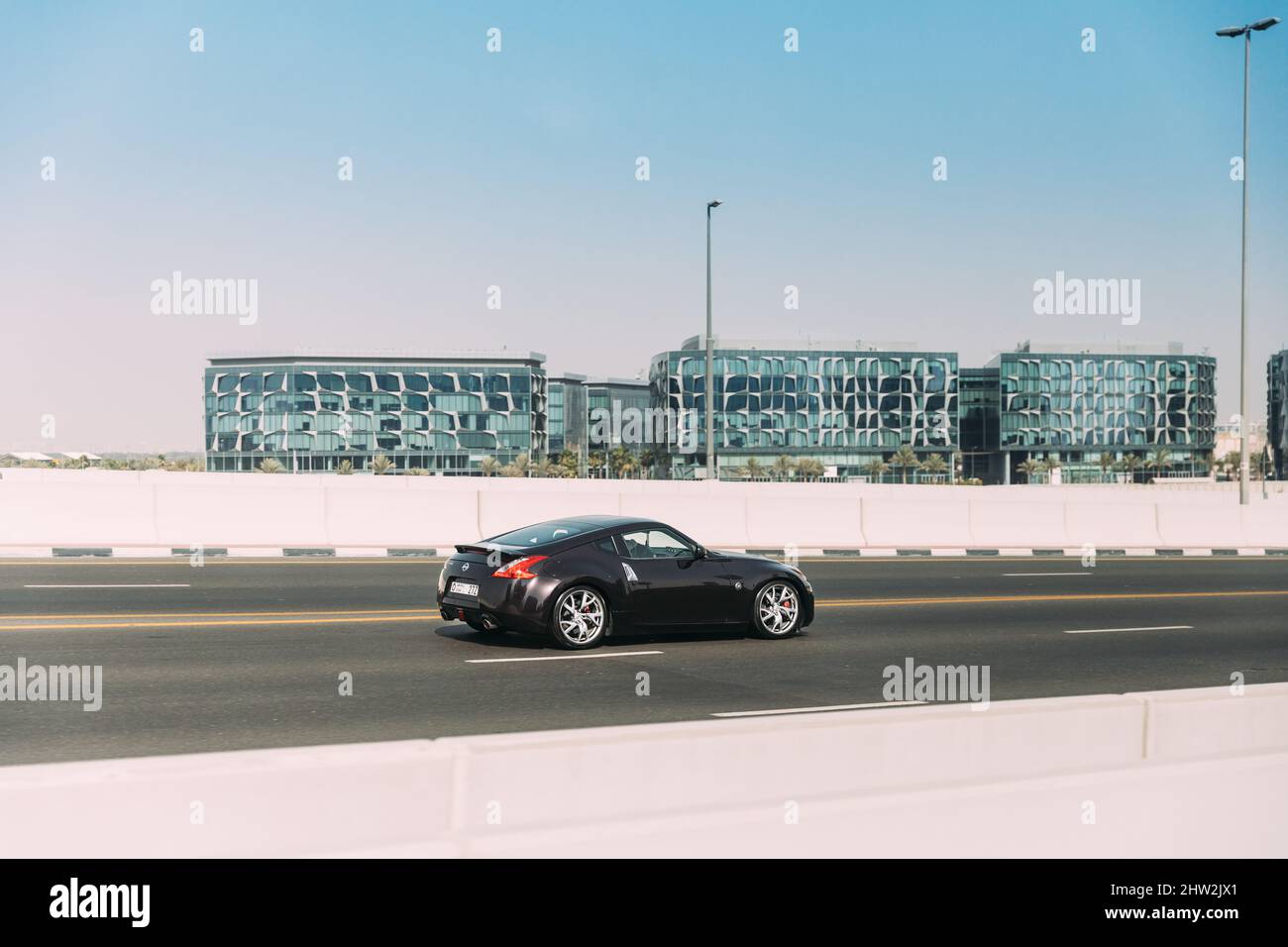 Dubai, Emirati Arabi Uniti - 28 maggio 2021: Black Nissan 350Z auto veloce in moto su strada a Dubai. Nissan Fairlady Z Z33 auto sportive in moto Foto Stock