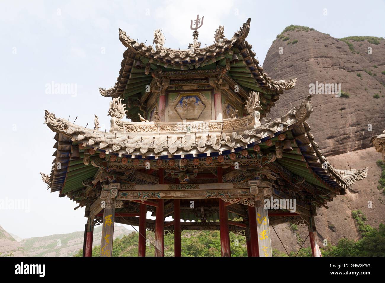 Piccola pagoda alla Grotta della cortina d'acqua, conosciuta anche come Shuilian Dong nella Contea di Wushan, Gansu, Tianshui, Gansu, Cina, PRC. Cave Complex è una casa del tesoro del Buddismo (125) Foto Stock