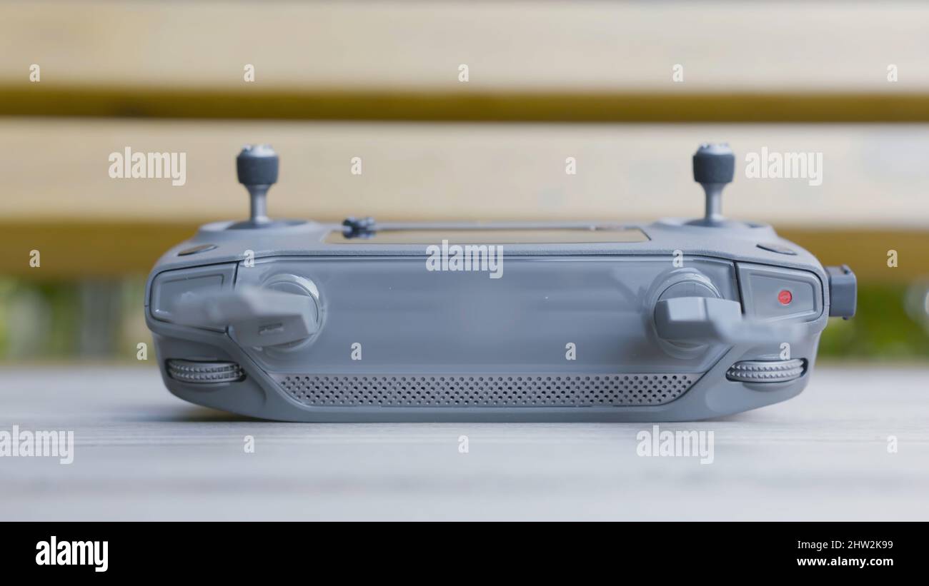 Controller drone. Azione. Primo piano del joystick per il controllo del drone wireless. Controller avanzato per il controllo del drone. Parte della configurazione del drone. Foto Stock