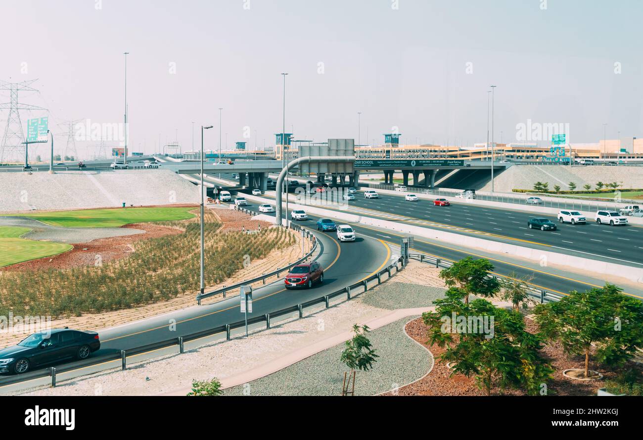 Dubai, Emirati Arabi Uniti - 22 maggio 2021: Traffico in strada a Dubai. Auto in movimento in strada nella giornata estiva soleggiata. Sfondo urbano Foto Stock