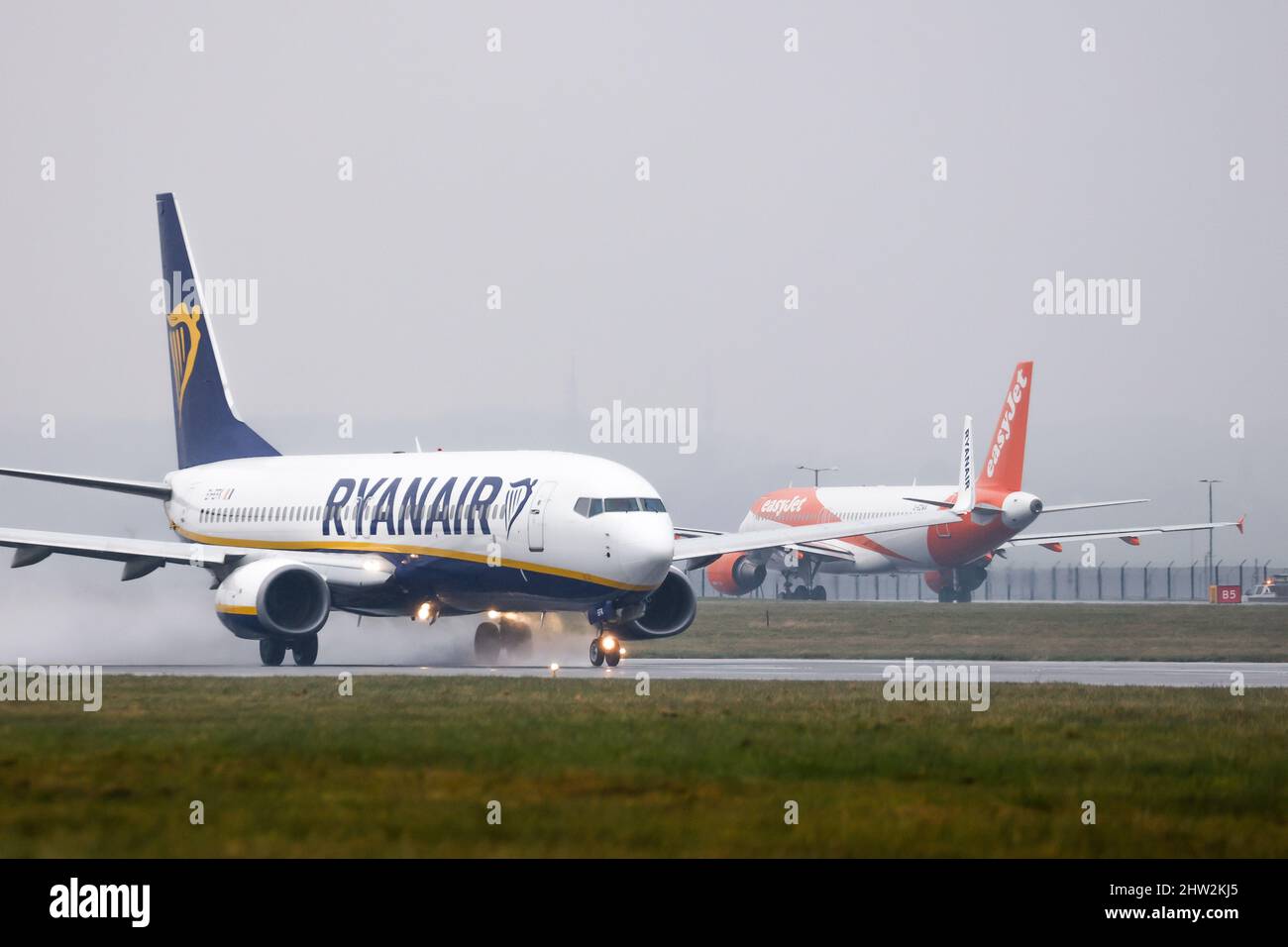 Registrazione a Ryanair Boeing 737 EI-EFK decollo da una pista bagnata il 2nd 2022 marzo dall'aeroporto di Londra Luton, Bedfordshire, Regno Unito Foto Stock