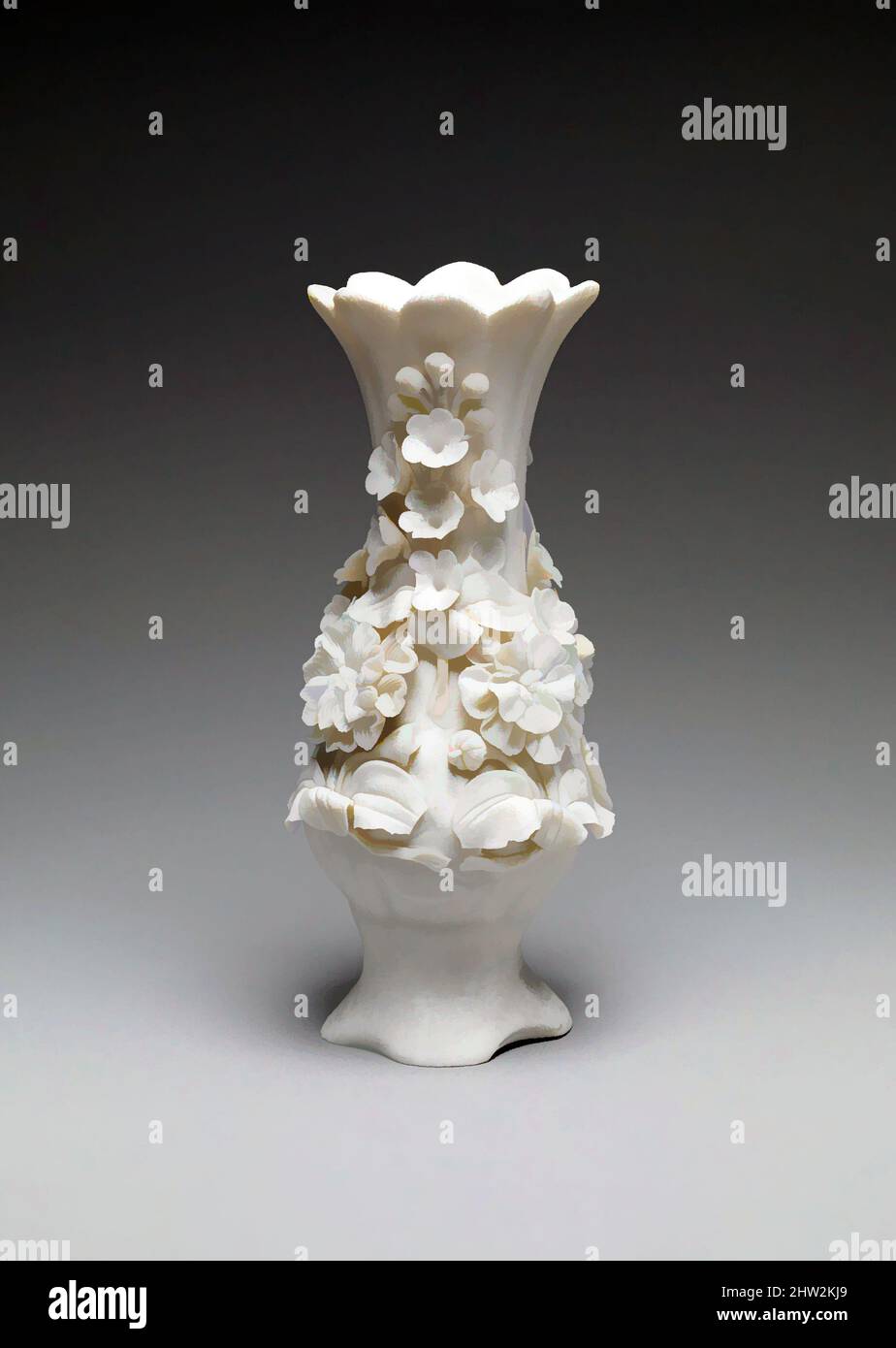 Arte ispirata a Vase, 1830–70, probabilmente realizzata a Bennington, Vermont, Stati Uniti, America, porcellana Parian, 5 1/2 x 2 3/4 poll. (14 x 7 cm), Ceramica, opere classiche modernizzate da Artotop con un tuffo di modernità. Forme, colore e valore, impatto visivo accattivante sulle emozioni artistiche attraverso la libertà delle opere d'arte in modo contemporaneo. Un messaggio senza tempo che persegue una nuova direzione selvaggiamente creativa. Artisti che si rivolgono al supporto digitale e creano l'NFT Artotop Foto Stock