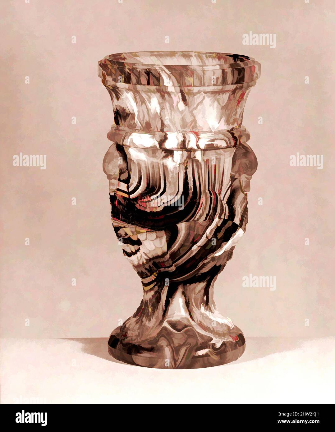 Arte ispirata a Vase, 1880–90, made in England, vetro di marmo viola pressato, H. 6 3/4 poll. (17,1 cm); Diam. 3 3/4 poll. (9,5 cm), vetro, opere classiche modernizzate da Artotop con un tuffo di modernità. Forme, colore e valore, impatto visivo accattivante sulle emozioni artistiche attraverso la libertà delle opere d'arte in modo contemporaneo. Un messaggio senza tempo che persegue una nuova direzione selvaggiamente creativa. Artisti che si rivolgono al supporto digitale e creano l'NFT Artotop Foto Stock